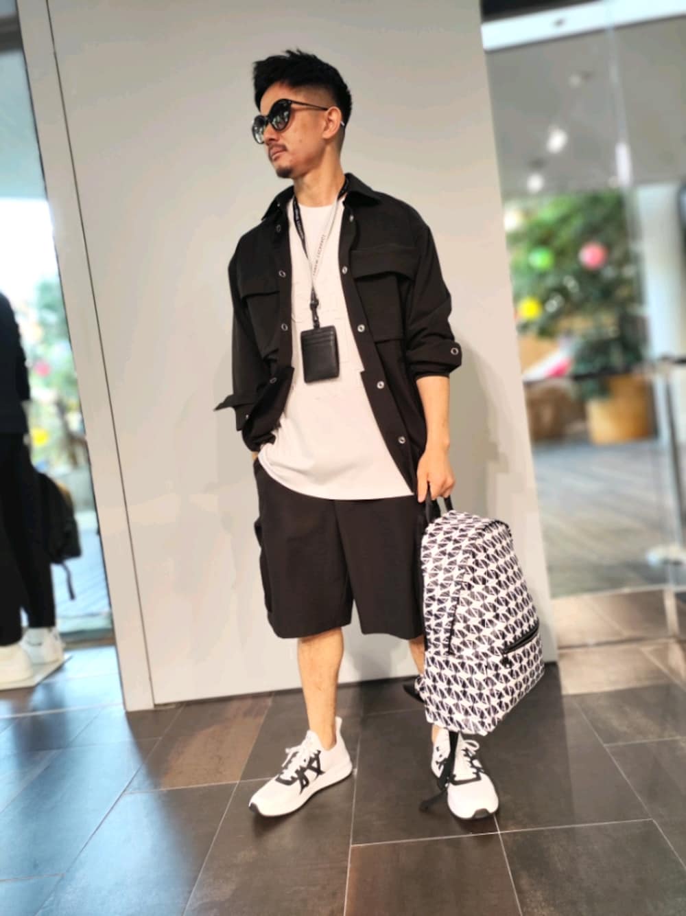 「アルマーニエクスチェンジ、armaniexchange、AXchanger、AXchange、ショートパンツ、セットアップ、シャツスタイル、夏コーデ、バックパック、カーゴパンツ、ビッグシルエット、大人コーデ、ストリート、モノトーン、低身長男子」｜「ARMANI EXCHANGEの【A|X アルマーニ エクスチェンジ】シアサッカー　長袖シャツ/BOXY（シャツ/ブラウス、ブラック系）」を使った、🇮🇹りょーちん🇮🇹さん（メンズ・160cm）の春コーディネートの1枚目の写真