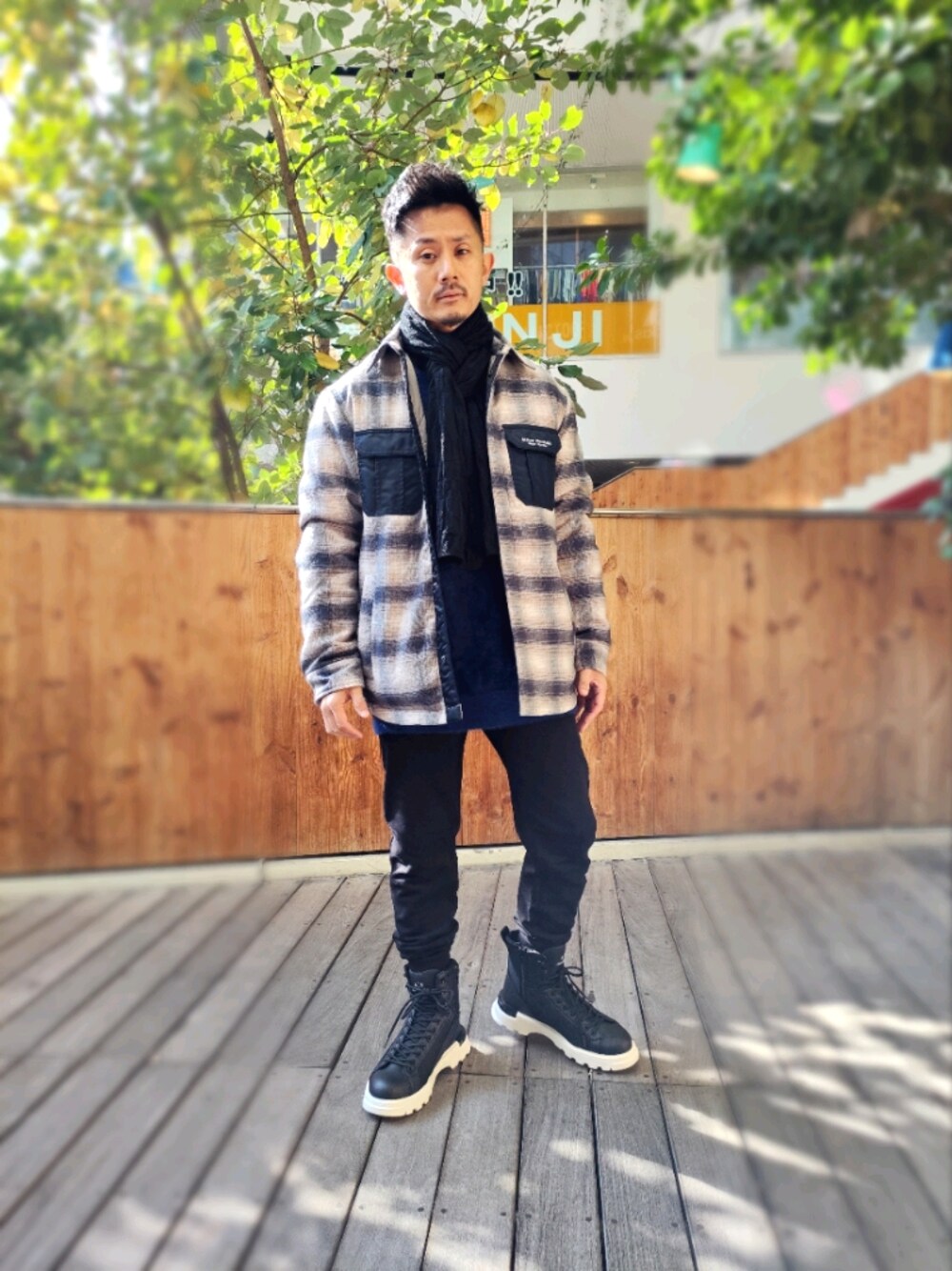 「アルマーニエクスチェンジ、armaniexchange、AXchanger、AXchange、WelcomeARMANI、ARMANIworld、きれいめカジュアル、大人カジュアル、秋冬コーデ、チェック、ニット、スウェットパンツ、CPOジャケット、ビッグシルエット、ブーツ」｜「ARMANI EXCHANGEの【A|X アルマーニ エクスチェンジ】チェックデザイン　シャツジャケット（その他アウター、ホワイト系）」を使った、🇮🇹りょーちん🇮🇹さん（メンズ・160cm）の秋コーディネートの1枚目の写真