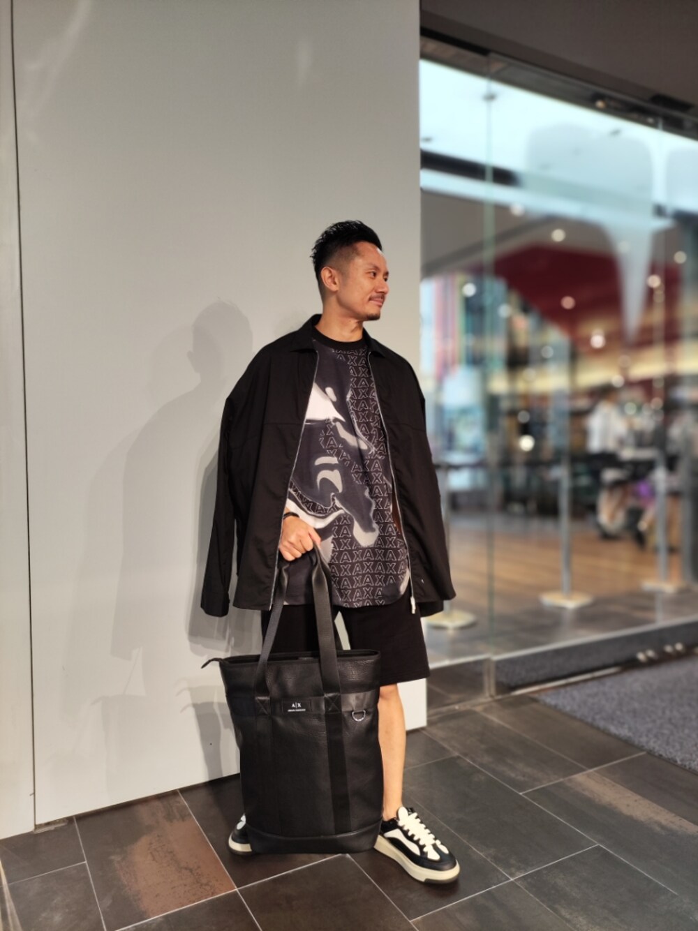 「アルマーニエクスチェンジ、armaniexchange、AXchanger、AXchange、デニム、夏コーデ、プチプラ、おしゃれさんと繋がりたい、オトナカジュアル、ootd、スニーカー、ショートパンツ、トートバッグ、シャツスタイル、モノトーン」｜「ARMANI EXCHANGEのアイテム（シャツ/ブラウス、ブラック系）」を使った、🇮🇹りょーちん🇮🇹さん（メンズ・160cm）の夏コーディネートの1枚目の写真