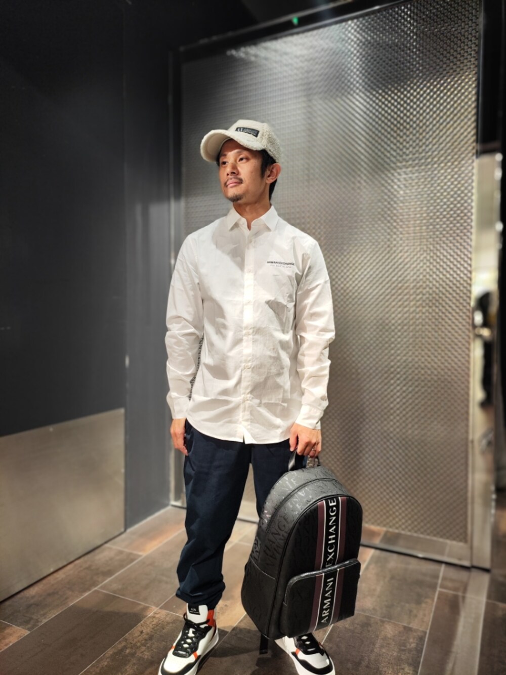 「アルマーニエクスチェンジ、armaniexchange、AXchanger、AXchange、重ね着ベストシーズン、古着MIX、大人カジュアル、シンプルコーデ、バックパック、スニーカー、キャップ、おしゃれさんと繋がりたい、休日スタイル、カジュアル、シャツスタイル」｜「ARMANI EXCHANGEの【A|X アルマーニ エクスチェンジ】AXロゴ　ボアパネルキャップ（キャップ、ホワイト系）」を使った、🇮🇹りょーちん🇮🇹さん（メンズ・160cm）の秋コーディネートの1枚目の写真