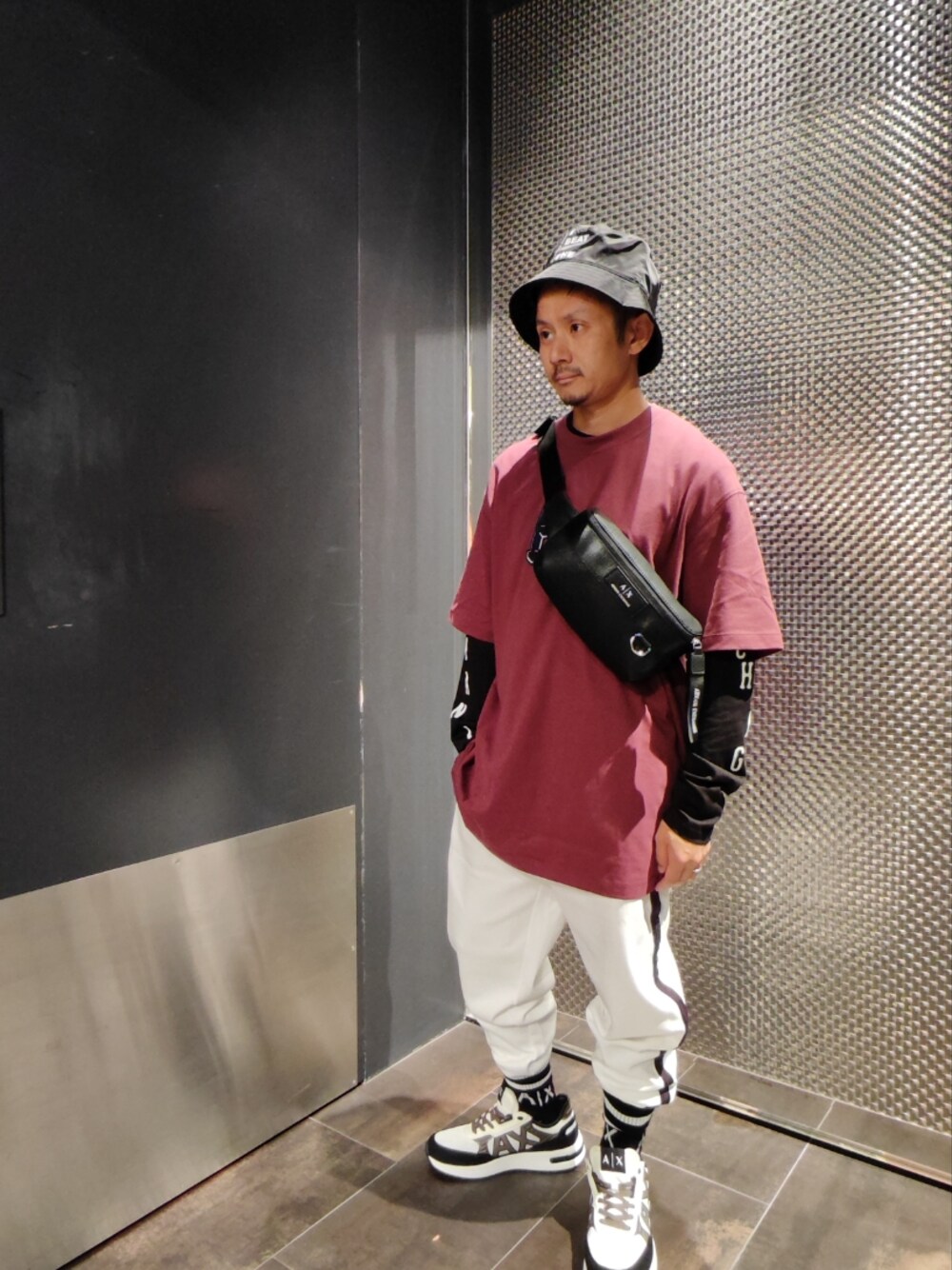 「アルマーニエクスチェンジ、armaniexchange、AXchanger、AXchange、秋服まるっと大公開、きれいめカジュアル、低身長、オーバーサイズ、大人カジュアル、ストリート、ショルダーバッグ、ミニバッグ、ビッグシルエット、スウェット、プチプラ」｜「ARMANI EXCHANGEの【A|X アルマーニ エクスチェンジ】ロゴ　バケットハット（ハット、ブラック系）」を使った、🇮🇹りょーちん🇮🇹さん（メンズ・160cm）の秋コーディネートの1枚目の写真