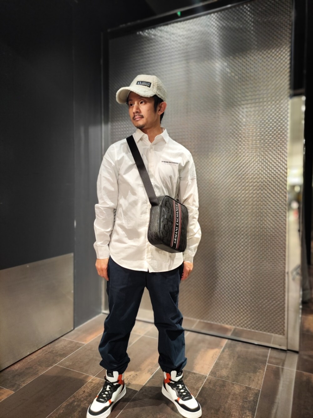 「アルマーニエクスチェンジ、armaniexchange、AXchanger、AXchange、重ね着ベストシーズン、ブラウン、シャツスタイル、ジョガーパンツ、ボディバッグ、ショルダーバッグ、スニーカー、キャップ、ボア、おしゃれさんと繋がりたい、シンプルコーデ」｜「ARMANI EXCHANGEの【A|X アルマーニ エクスチェンジ】AXロゴ　ボアパネルキャップ（キャップ、ホワイト系）」を使った、🇮🇹りょーちん🇮🇹さん（メンズ・160cm）の秋コーディネートの1枚目の写真