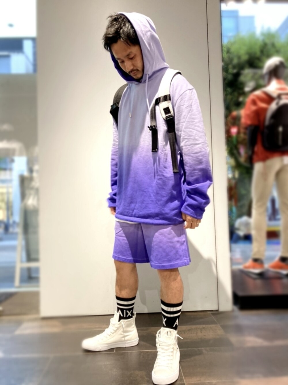 「ビッグシルエット、AXchanger、AXchange、armaniexchange、アルマーニエクスチェンジ、パープル、パーカーコーデ、ショートパンツ、スニーカーコーデ、カジュアルコーデ、ストリートコーデ、サーフ、バックパック、カラーコーデ、グラデーション」|「ARMANI EXCHANGEのアイテム(パーカー、パープル系)」を使った、🇮🇹りょーちん🇮🇹さん(メンズ・160cm)の春コーディネートの2枚目の写真