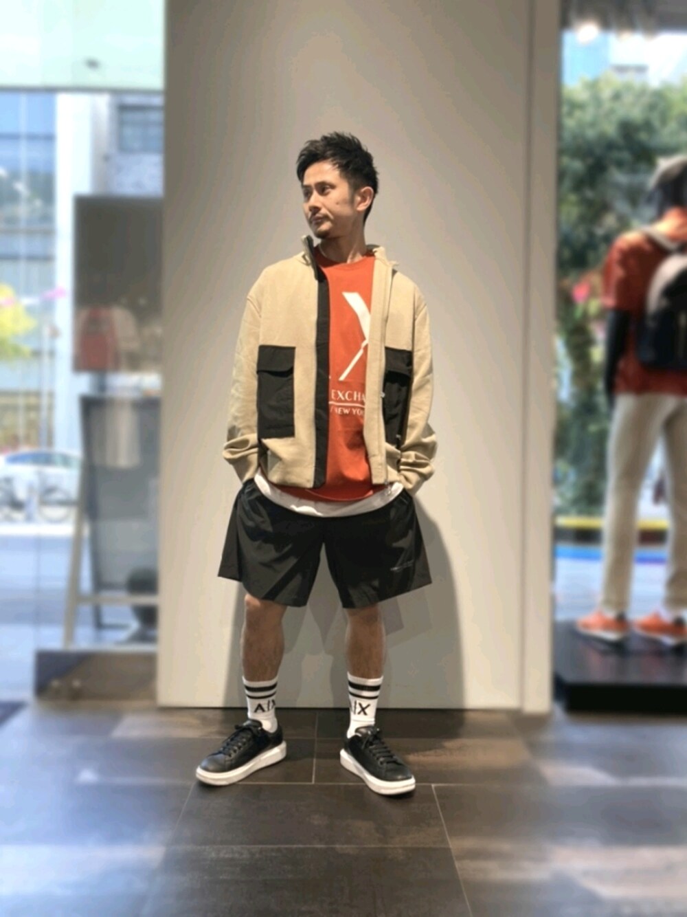 「armaniexchange、アルマーニエクスチェンジ、AXchange、AXchanger、スポーツミックス、ショートパンツ、オレンジ、ジャージ、春コーデ、ストリート、レイヤードスタイル、ブラック、スニーカー、ビッグシルエット、オーバーサイズ」｜「ARMANI EXCHANGEの【A|X アルマーニ エクスチェンジ】ビッグフラップポケットデザイン　ジップアップ　ハイネックスウェットトップス（スウェット、ベージュ系）」を使った、🇮🇹りょーちん🇮🇹さん（メンズ・160cm）の春コーディネートの1枚目の写真
