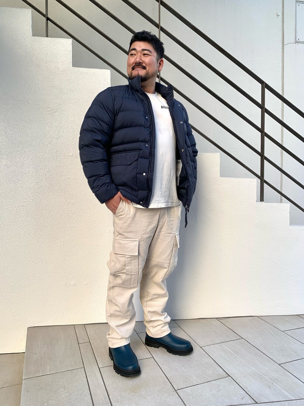 「ダウンジャケット、冬、カーゴパンツ」｜「AIGLEのプリントロゴTシャツ（Tシャツ/カットソー、ホワイト系）」を使った、tezuka08aigleさん（メンズ・172cm）の冬コーディネートの1枚目の写真