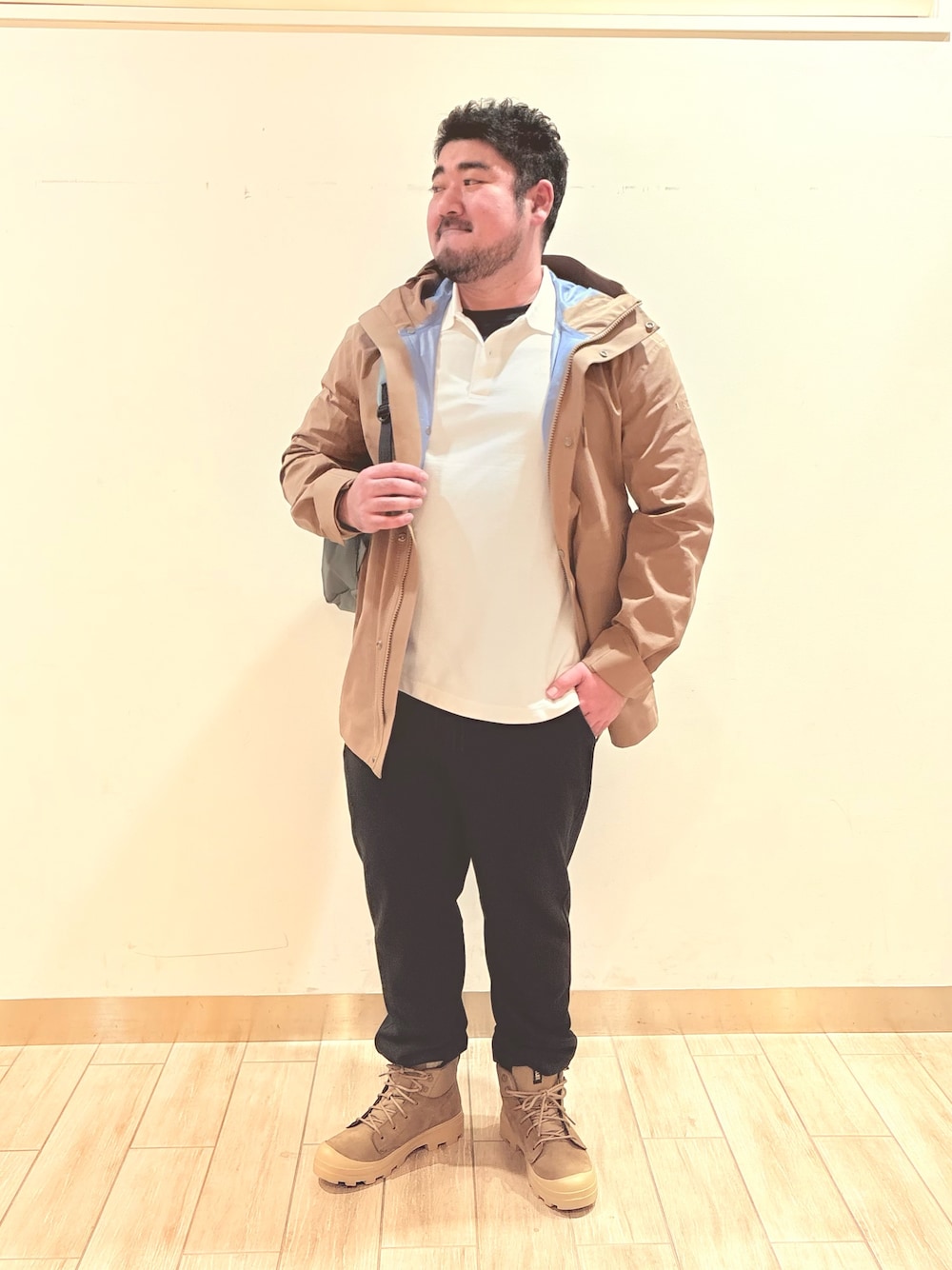 「ビジネスカジュアル、春コーデ」｜「AIGLEのアイテム（ポロシャツ、ベージュ系）」を使った、tezuka08aigleさん（メンズ・173cm）の冬コーディネートの1枚目の写真