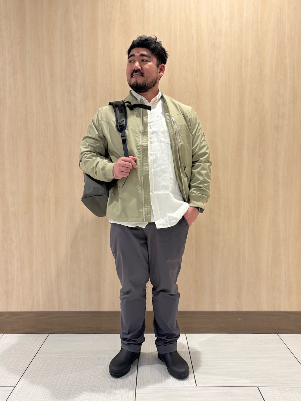 「ボンバージャケット、ウインドストッパー」｜「AIGLEのGORE-TEX WINDSTOPPER ゴアテックス ウインドストッパー(R) 防風 撥水 透湿 MA-1 ブルゾン（ブルゾン、ベージュ系）」を使った、tezuka08aigleさん（メンズ・173cm）の春コーディネートの1枚目の写真