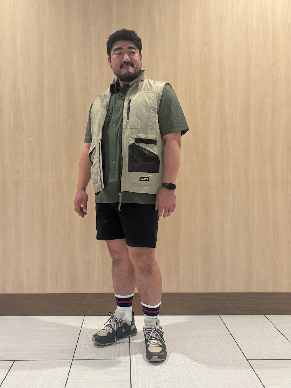 「アウトドアスタイル、半袖シャツ、AIGLE」｜「AIGLEの吸水速乾性 UVカット ショートスリーブシャツ（シャツ/ブラウス、グリーン系）」を使った、tezuka08aigleさん（メンズ・173cm）の春コーディネートの1枚目の写真