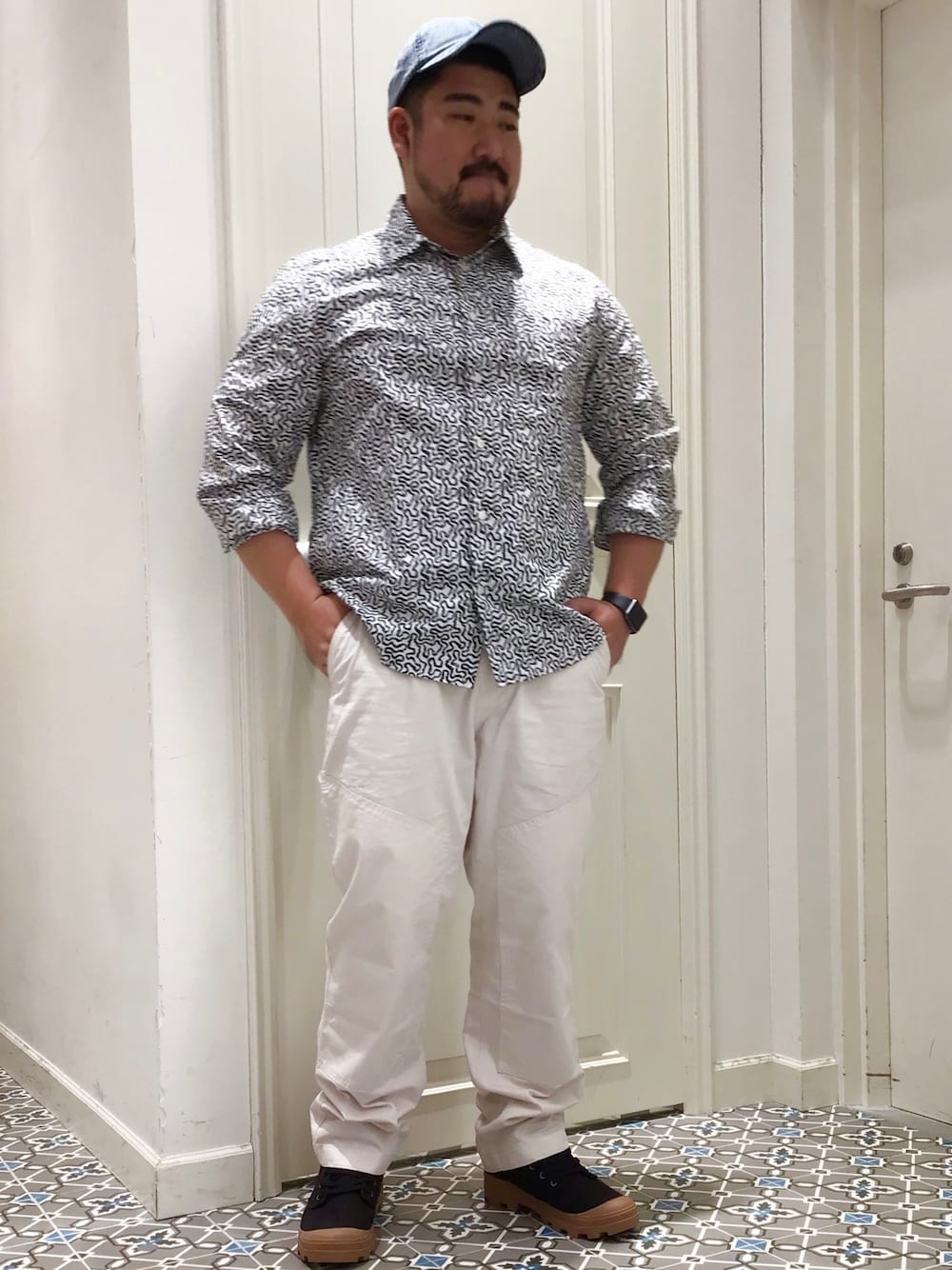 「カーペンターパンツ、カーゴパンツ、柄シャツ、初夏コーデ」｜「AIGLEのプリントロングスリーブポプリンシャツ（シャツ/ブラウス、ホワイト系）」を使った、tezuka08aigleさん（メンズ・173cm）の春コーディネートの1枚目の写真