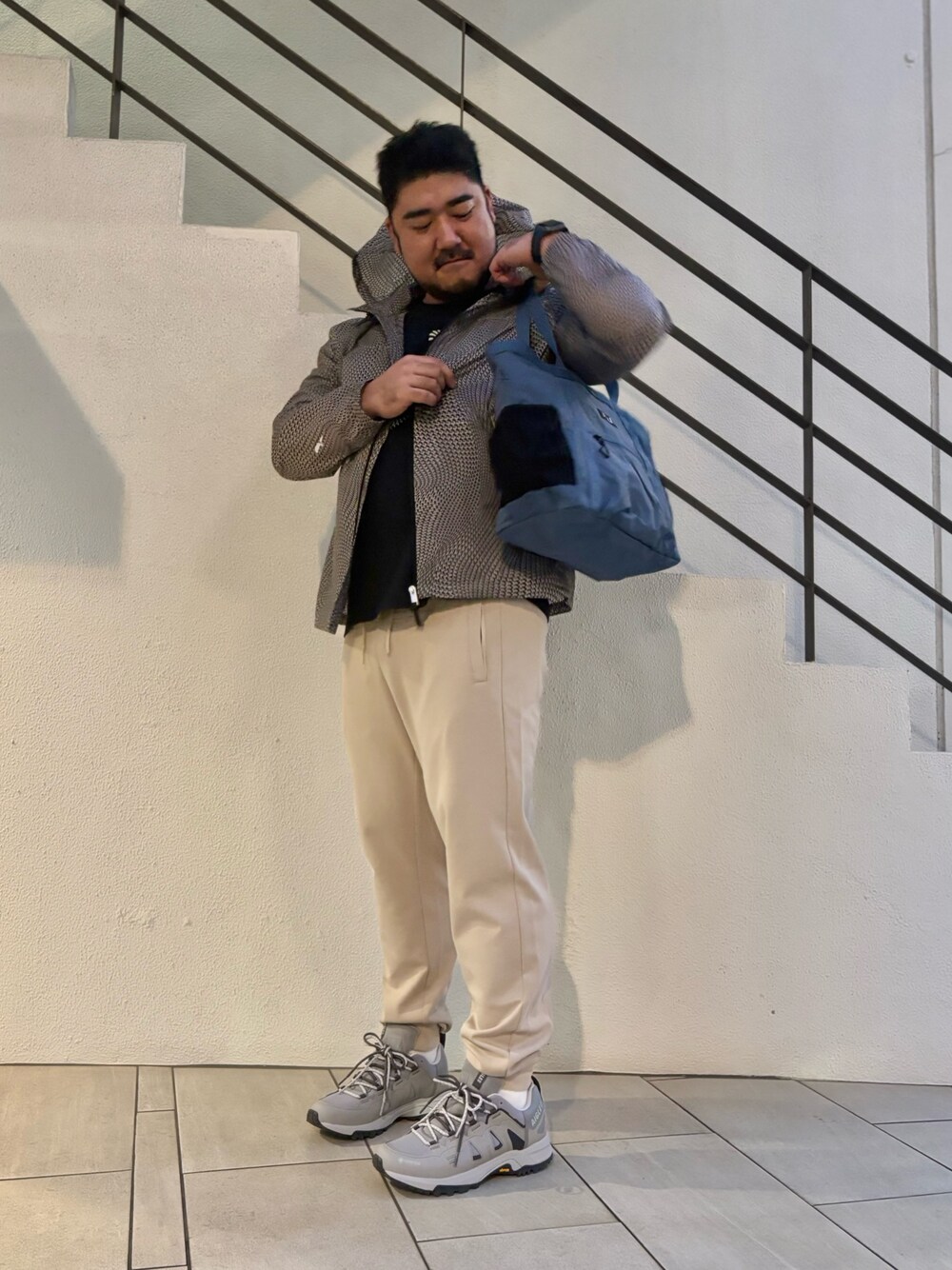 「シャカシャカ、アクティブコーデ、アクティブ」｜「AIGLEのUVカット スウェットパンツ / ジョガーパンツ（スウェットパンツ、ベージュ系）」を使った、tezuka08aigleさん（メンズ・173cm）の冬コーディネートの1枚目の写真