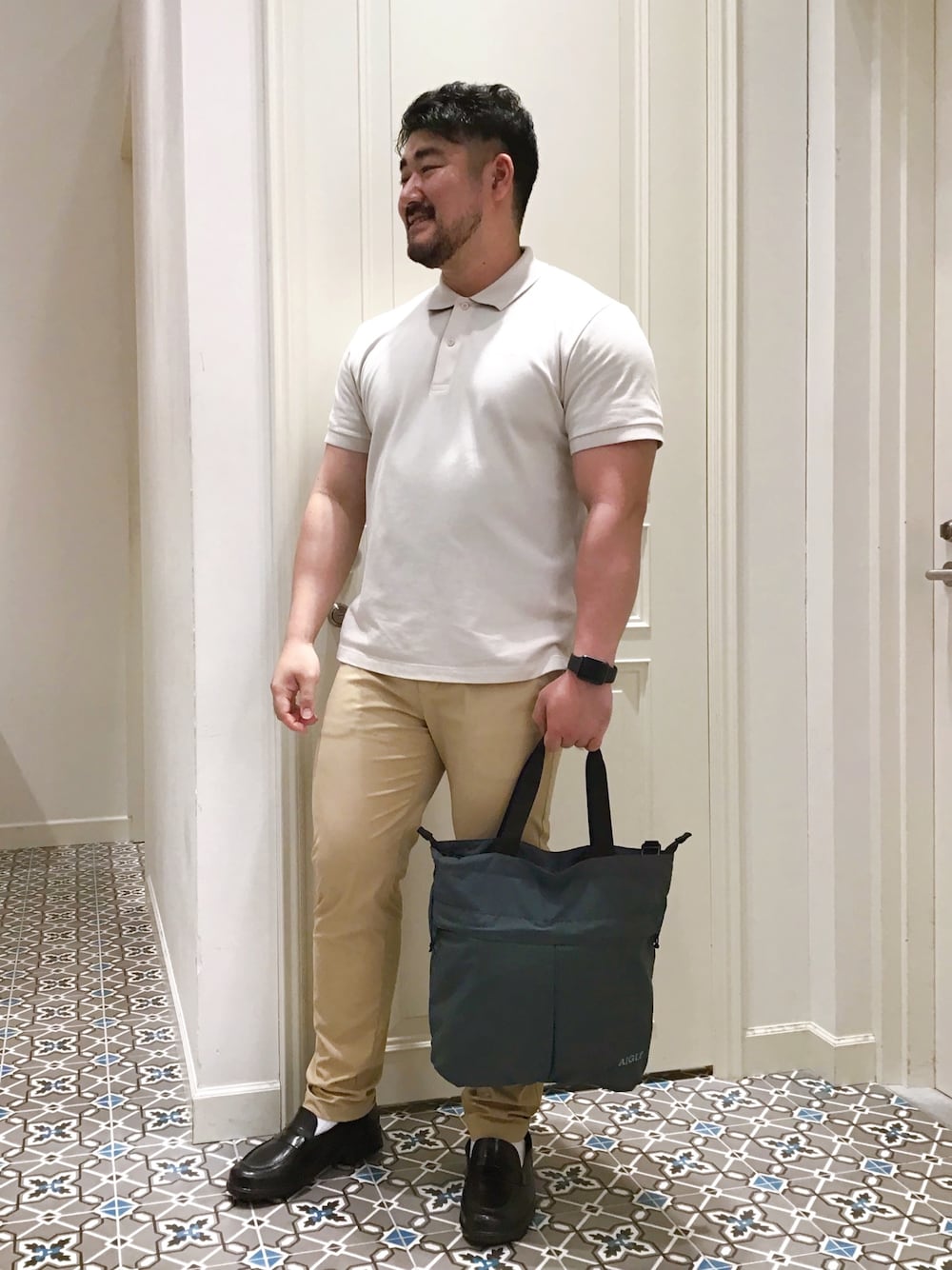 「シンプルコーデ、トートバッグ、ポロシャツコーデ、ローファー、ビジネスカジュアル」｜「AIGLEのMIJ クールマックス AIGLE 半袖ポロシャツ（ポロシャツ、ホワイト系）」を使った、tezuka08aigleさん（メンズ・173cm）の夏コーディネートの1枚目の写真