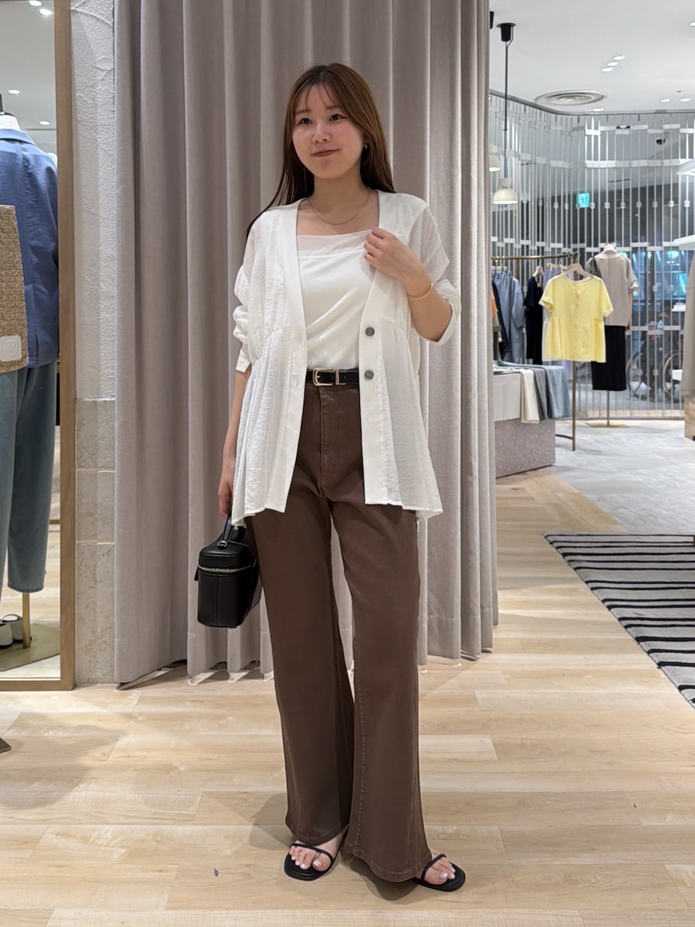 ホワイト系のシャツ/ブラウス、ホワイト系のタンクトップ、ブラウン系のデニムパンツを着用したレディースの夏コーディネートの1枚目の写真