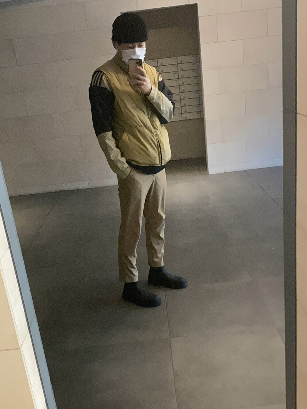 「大人コーデ、カジュアルコーデ、おしゃれさんと繋がりたい、春コーデ、プチプラコーデ」｜「Supreme のアイテム（ニットキャップ/ビーニー、ブラック系）」を使った、もんもんさん（メンズ・175cm）の春コーディネートの1枚目の写真