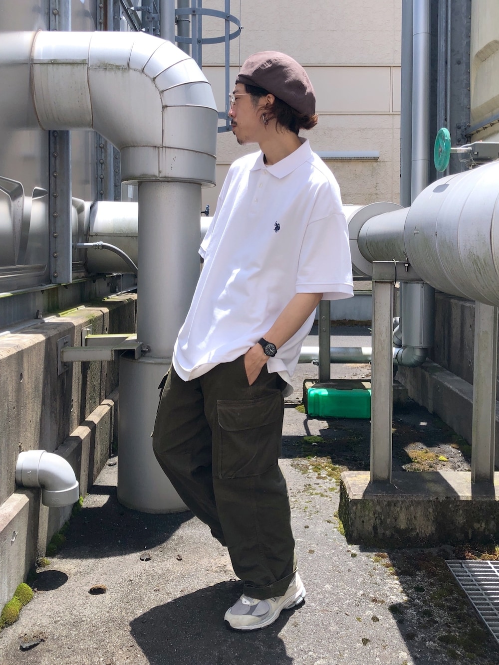 「夏コーデ、今日のコーデ、スニーカー、カーゴパンツ、m47、ポロシャツ、ベレー帽」｜「U.S. POLO ASSN.の無地半袖ポロシャツ（ポロシャツ、ホワイト系）」を使った、TAKUMI YOSHINAGAさん（メンズ・175cm）の夏コーディネートの1枚目の写真