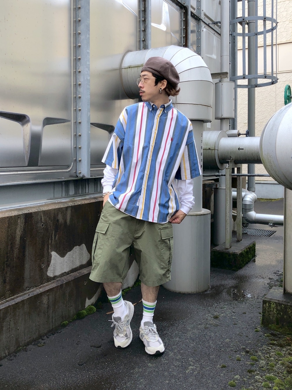 「ハーフパンツ、メンズコーデ、お洒落さんとつながりたい、夏コーデ、柄シャツ、グリーン、カーゴパンツ、ニューバランス」｜「U.S. POLO ASSN.のマルチストライプ半袖ボタンダウンシャツ（シャツ/ブラウス、ホワイト系）」を使った、TAKUMI YOSHINAGAさん（メンズ・175cm）の夏コーディネートの1枚目の写真