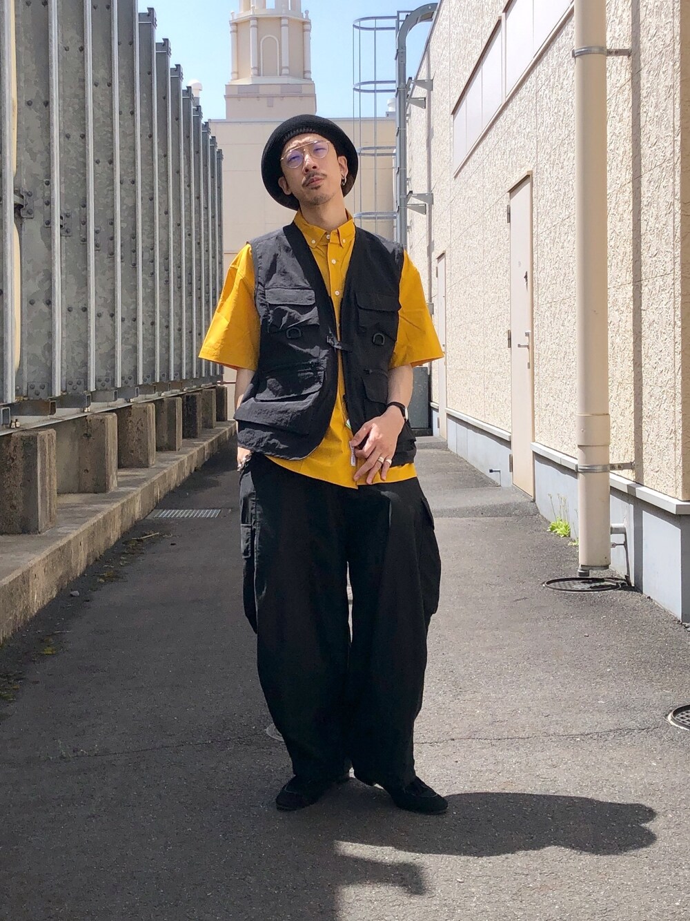 「uspoloassn、ボタンダウンシャツ、フィッシングベスト、NEEDLES、ヒザデルパンツ、ブラックコーデ、おしゃれさんと繋がりたい、今日のコーデ、ブラック、セットアップ」｜「U.S. POLO ASSN.の半袖ボタンダウンブロードシャツ（シャツ/ブラウス、イエロー系）」を使った、TAKUMI YOSHINAGAさん（メンズ・175cm）の夏コーディネートの1枚目の写真