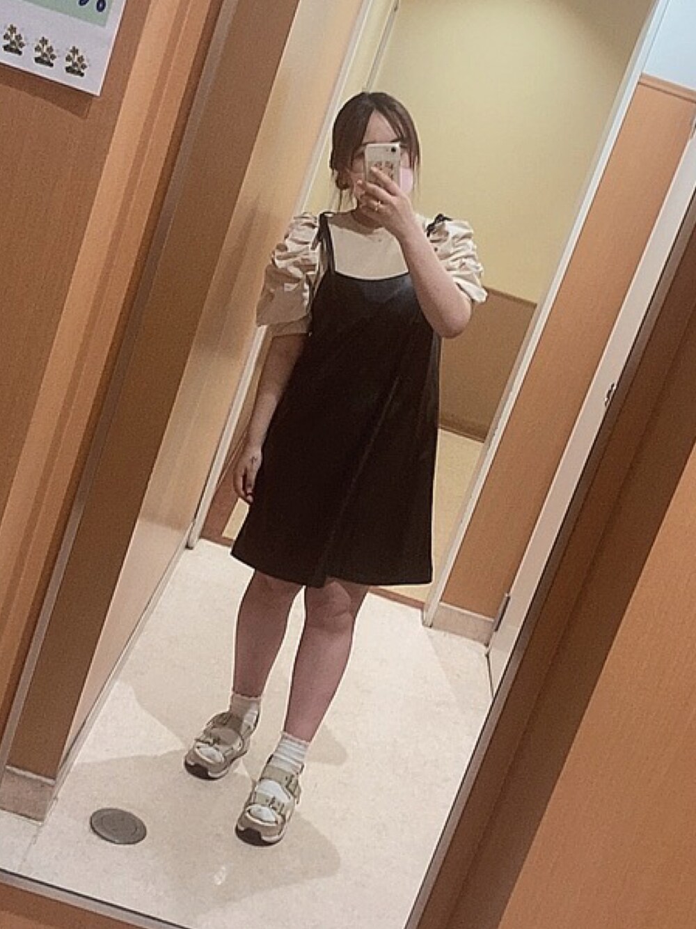 ブラック系のワンピース、ベージュ系のTシャツ/カットソー、ベージュ系のサンダルを着用したレディースの夏コーディネートの1枚目の写真