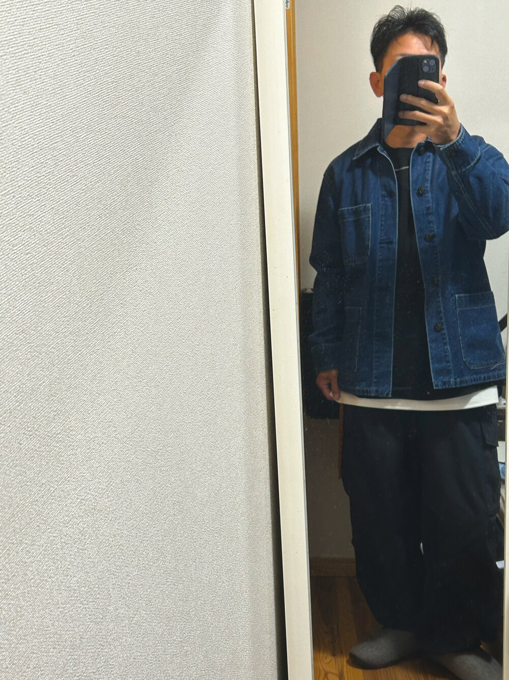 「今日のコーデ、デニムジャケット、青、青黒コーデ、カーゴパンツ、レイヤードスタイル、黒」｜「UNIQLOのユーティリティジャケット（デニム）（シャツ/ブラウス、ブルー系）」を使った、souji01さん（メンズ・165cm）の秋コーディネートの1枚目の写真