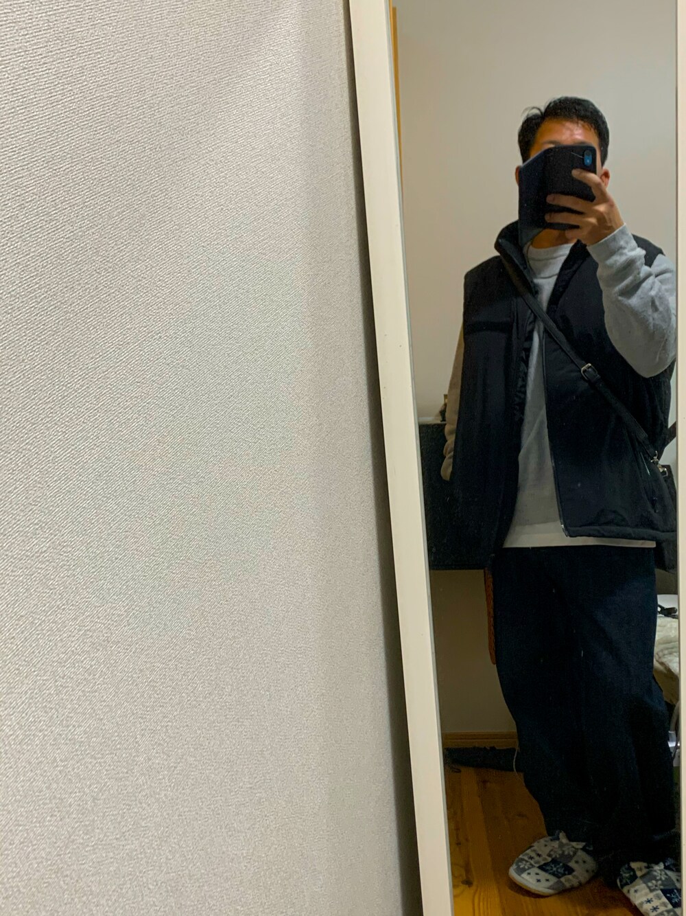 「今日のコーデ、スウェット、ワイドパンツ、ダウンベスト、冬春コーデ、シンフルコーデ、春コーデ」｜「NYLAUSのWashed Nylon Super Loose Padded Military Vest / ワッシャーナイロン スーパールーズ フェイクダウン ミリタリーベスト（ダウンベスト、ブラック系）」を使った、souji01さん（メンズ・165cm）の冬コーディネートの1枚目の写真