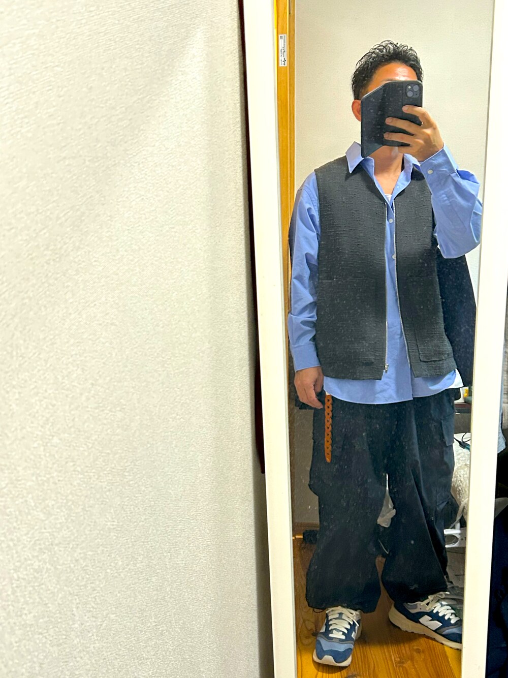 「今日のコーデ、春コーデ、カーゴパンツ、黒青コーデ、青シャツ、ベスト、ベスト×シャツ」｜「WYM LIDNMのTENCEL RELAX WIDE SHIRT（シャツ/ブラウス、ブルー系）」を使った、souji01さん（メンズ・165cm）の春コーディネートの1枚目の写真