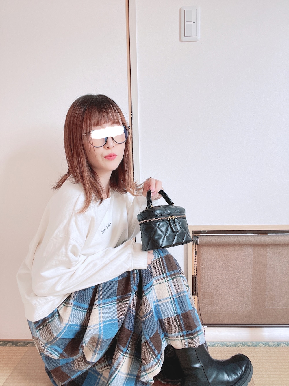 「秋コーデ、チェックスカート、フレアスカート、スウェット、ブーツ、ブルー、バニティバッグ、ママコーデ、メガネ女子、バックプリント、ミッキー、スカート、ハンドバッグ、座りポーズ、秋ルック紹介するよ」｜「Edit Sheenのチェーンショルダーバニティバッグ（ショルダーバッグ、ブラック系）」を使った、yu.さん（レディース・161cm）の秋コーディネートの1枚目の写真
