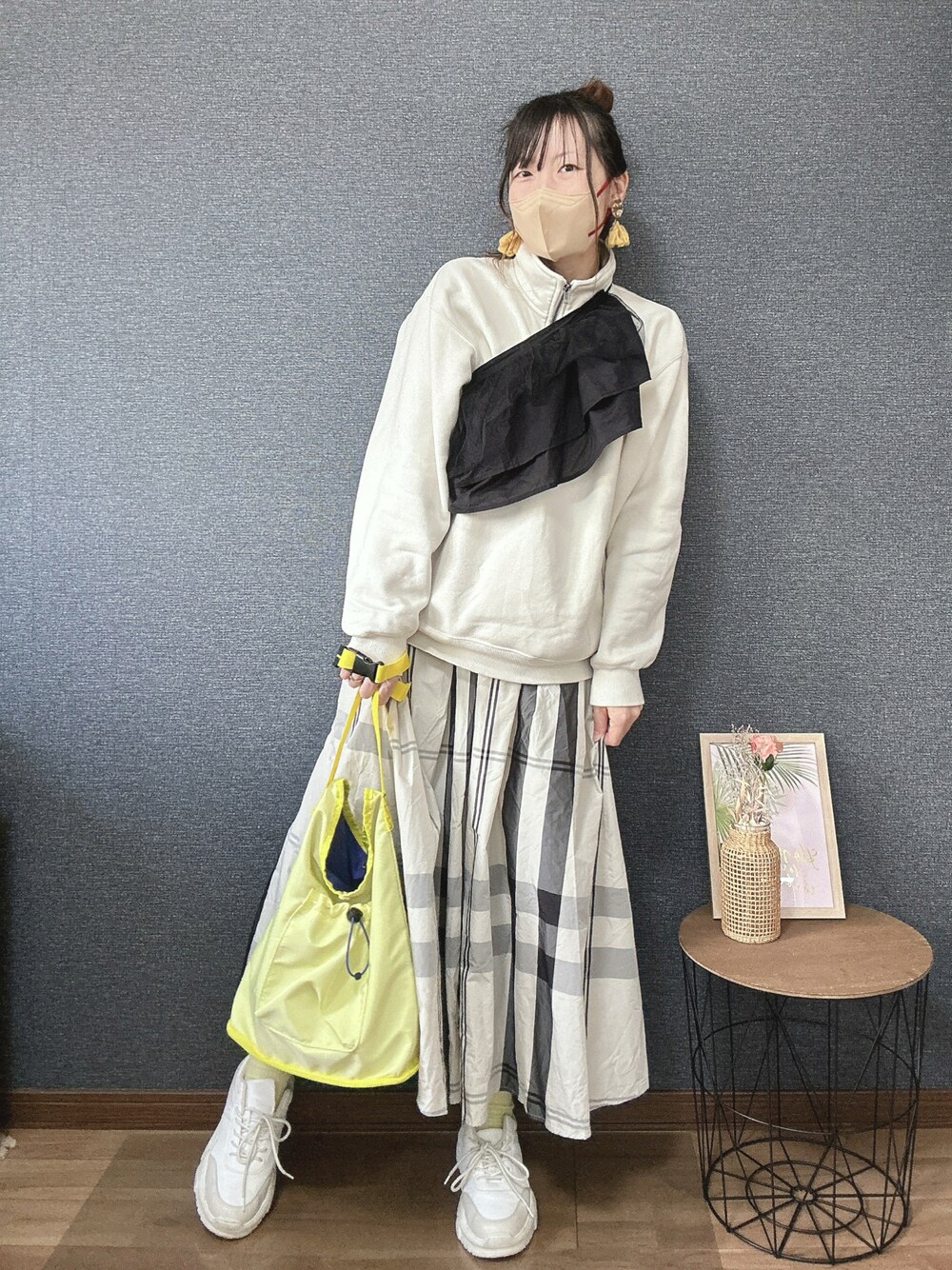 「ハーフジップ、スカート、チェック、レイヤードスタイル、付け襟、チュール、イエロー、春コーデ、春のおしゃ見えテクニック、カジュアルガーリー、春色、スニーカーコーデ、ママコーデ、着回しコーデ」｜「GUのアイテム（スニーカー、ホワイト系）」を使った、yu.さん（レディース・161cm）の春コーディネートの1枚目の写真