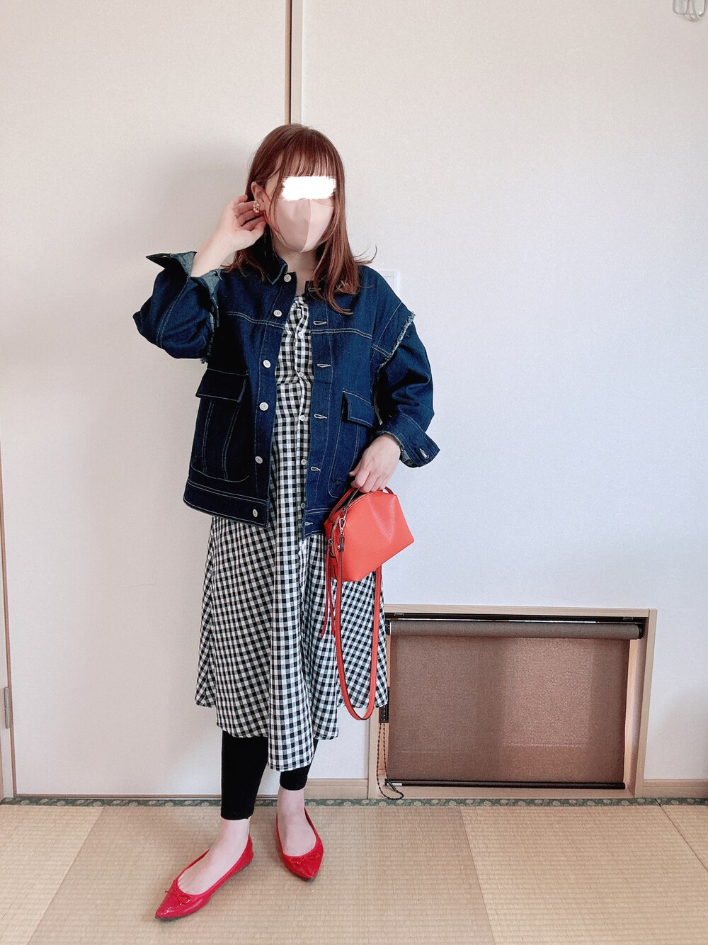 「春服デビュー宣言、デニムジャケット、ギンガムチェック、ワンピース、赤バレエシューズ、きれいめカジュアル、袖ロールアップ、着回しコーデ、ママコーデ、マタニティ、臨月、フェミニン」｜「Edit Sheenのロングストラップポーチショルダー（ショルダーバッグ、オレンジ系）」を使った、yu.さん（レディース・161cm）の春コーディネートの1枚目の写真