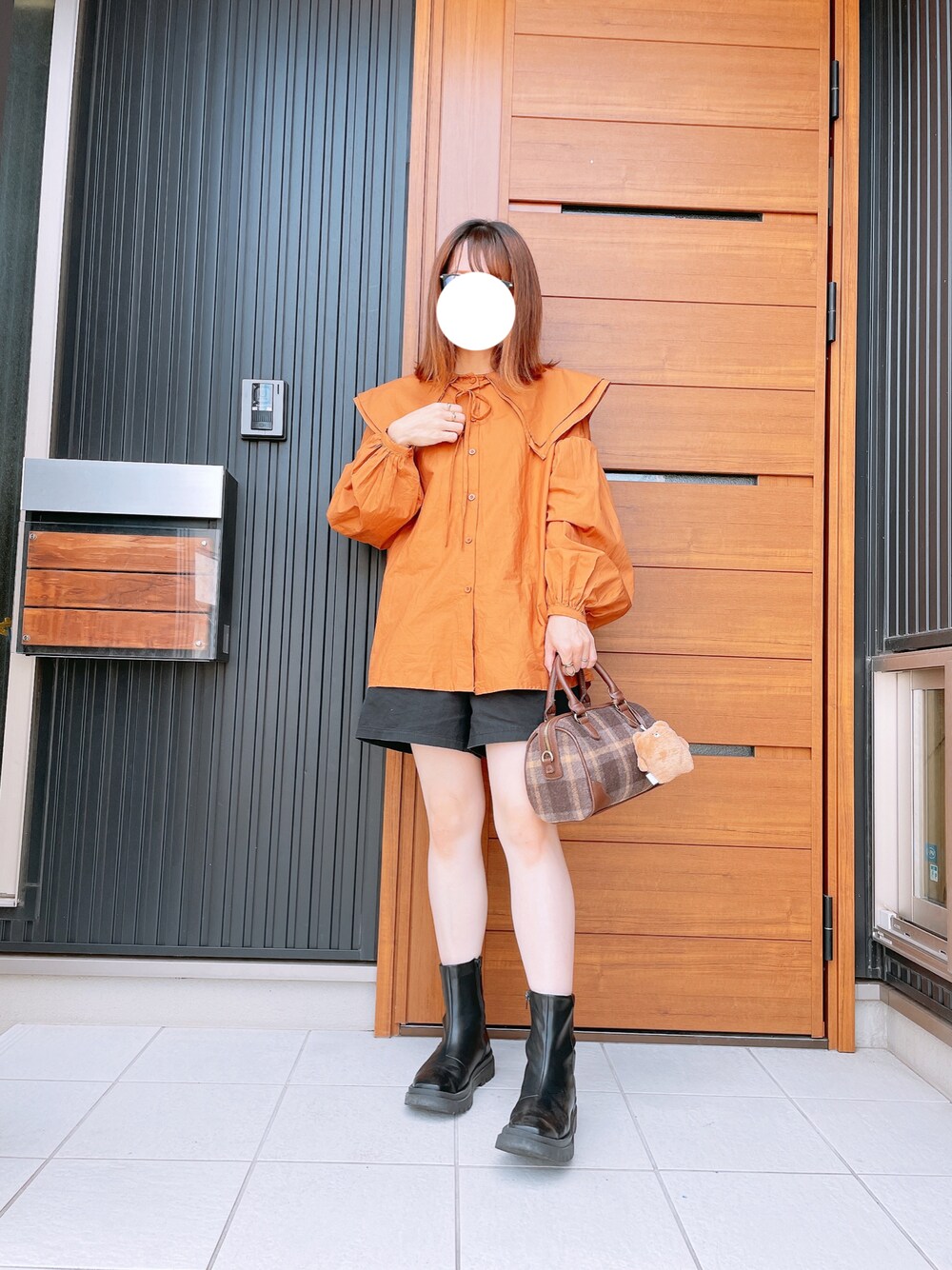 「秋コーデ、大人カジュアル、休日コーデ、きれいめカジュアル、カジュアルガーリー、秋物準備はじめました、大人かわいい、ビッグカラー、オレンジ、ブラウス、ショートパンツ、ブーツ、ママコーデ、fifth、ボストンバッグ」｜「fifthのセーラーカラーコットンブラウス（シャツ/ブラウス、ブラウン系）」を使った、yu.さん（レディース・161cm）の秋コーディネートの1枚目の写真