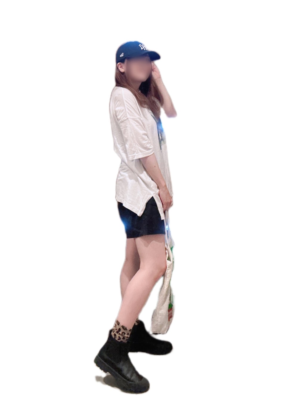 「ストリート、みんなの白Tフェス、白Tシャツ、プリントT、ショートパンツ、レオパード、柄ソックス、オーバーサイズ、レインブーツ、キャップ、NEW ERA、雨の日コーデ、シンプルコーデ、ママコーデ」｜「fifthの【ユニセックス】オーバーサイズグラフィック柄シェアTシャツ（Tシャツ/カットソー、その他）」を使った、yu.さん（レディース・161cm）の夏コーディネートの1枚目の写真