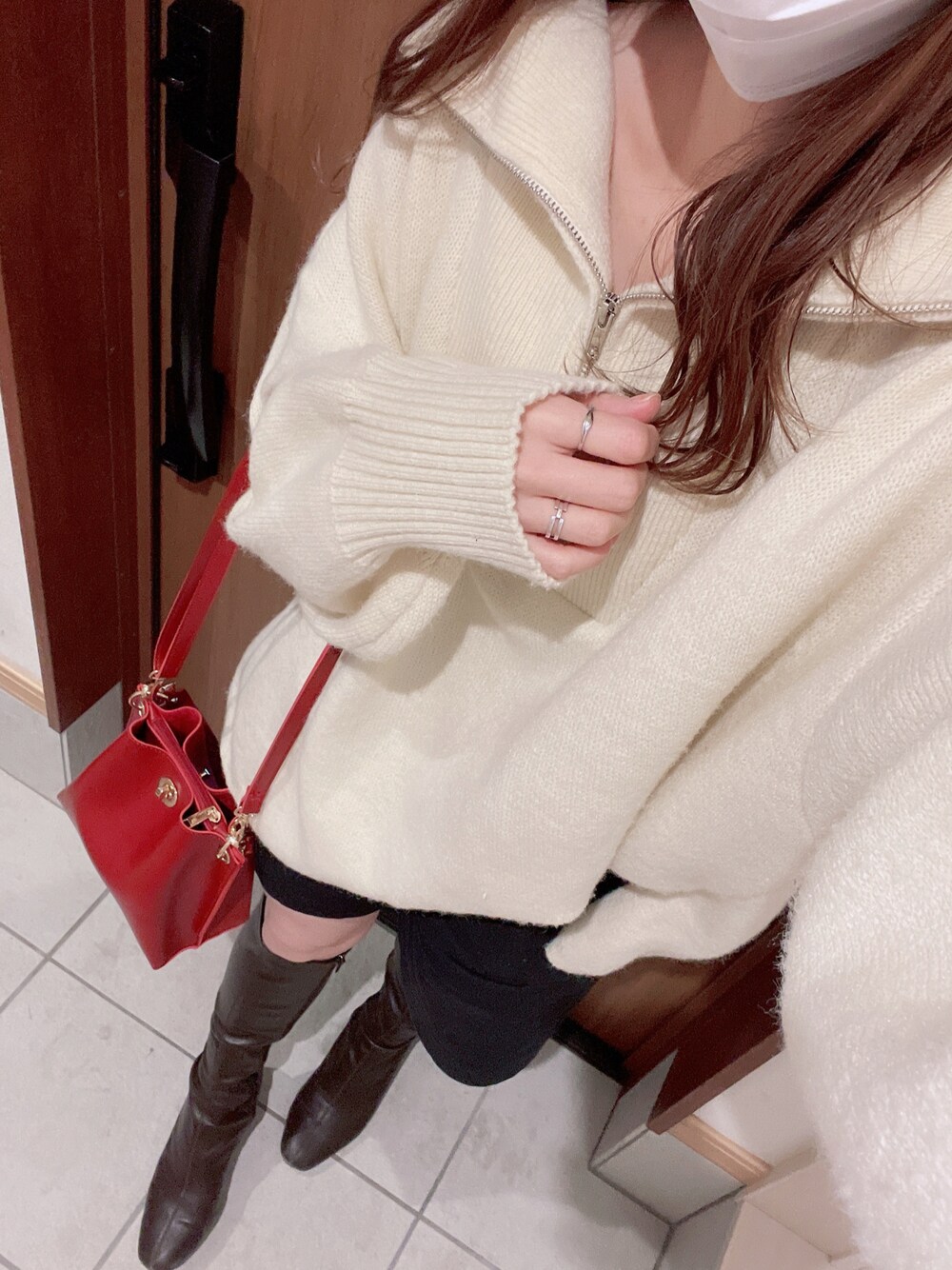 「ハーフジップニット、ショートパンツ、ロングブーツ、ニット、赤、ママコーデ、淡色コーデ、大人かわいい、ゆる巻き」｜「VIVIANの【2021年秋冬新作】スクエアトゥストレッチロングブーツ（ブーツ、ブラウン系）」を使った、yu.さん（レディース・161cm）の冬コーディネートの1枚目の写真