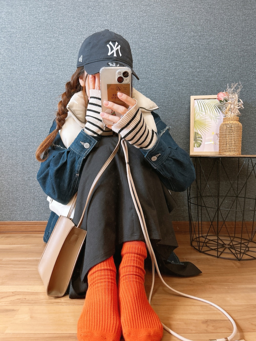 「デニムジャケット、ダウンベスト、レイヤードスタイル、ボーダー、ワンピース、カラーソックス、キャップ、NEW ERA、ショルダーバッグ、カジュアル、ママコーデ、三つ編み、ムートンブーツ、着回しコーデ、今日の髪型と服」｜「WEGOのWEGO/NEWERA Casual Classic（キャップ、ブルー系）」を使った、yu.さん（レディース・161cm）の春コーディネートの1枚目の写真
