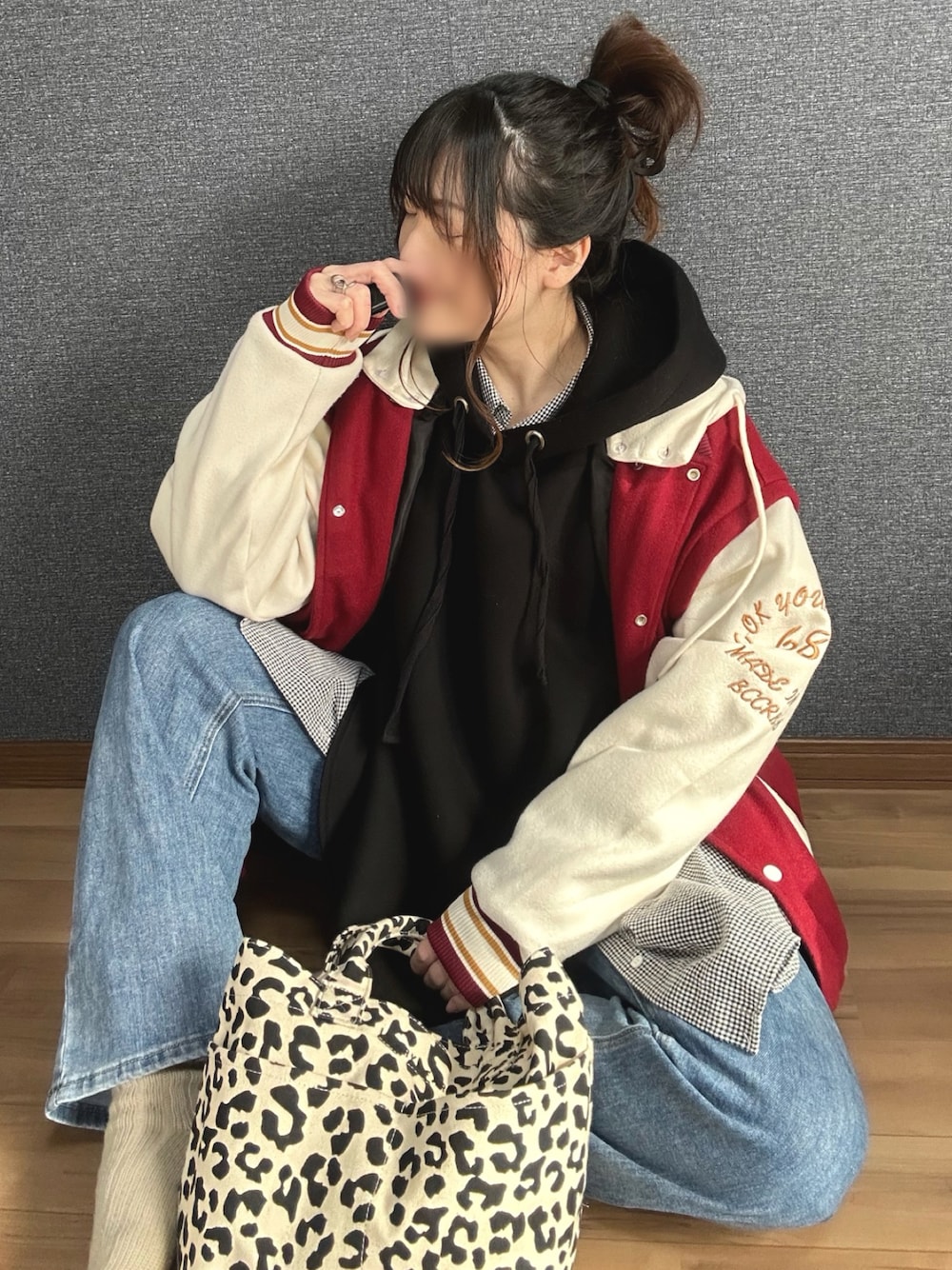 「スタジャン、パーカー、シャツスタイル、レイヤードスタイル、デニム、カジュアル、今日の髪型と服」｜「PICHIのボンディングBIGパーカー（パーカー、ブラック系）」を使った、yu.さん（レディース・161cm）の春コーディネートの1枚目の写真