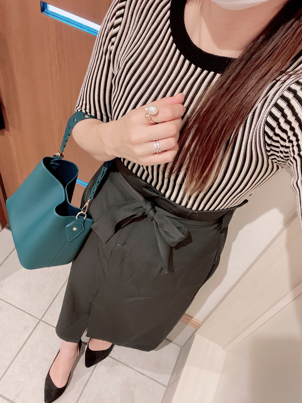 ブルー系のハンドバッグ、ゴールド系のリングを着用したレディースの夏コーディネートの1枚目の写真