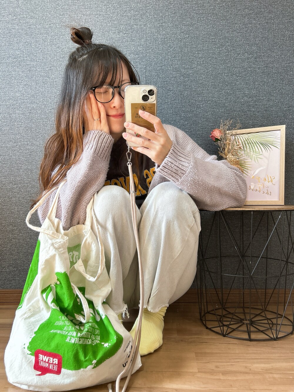 「カーディガン、デニム、デニムパンツ、ラフ、ゆるコーデ、カジュアルコーデ、トートバッグ、めがね、ヘアアレンジ、カラーソックス、春コーデ、ママコーデ、シンプルコーデ、美容部、今日の髪型と服」｜「fifthのローゲージショートニットカーディガン（カーディガン/ボレロ、パープル系）」を使った、yu.さん（レディース・161cm）の冬コーディネートの1枚目の写真