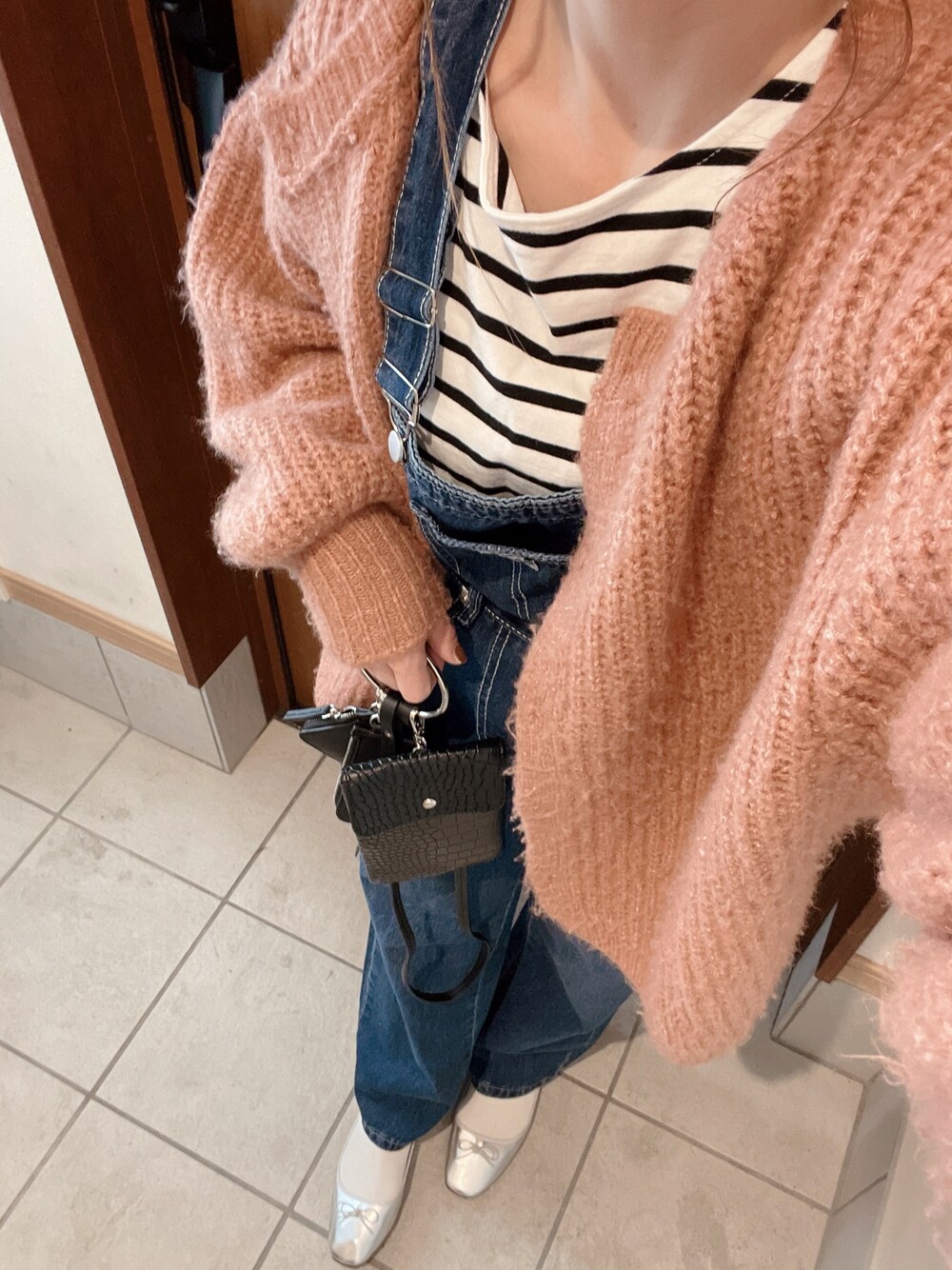 「デニムサロペット、バレエシューズ、ニットカーディガン、オトナカジュアル、デニムっていいよね、ヘアアレンジ、ママコーデ、fifth、fifthtl、ボーダー、カーディガン、ピンク」｜「Edit Sheenのボリュームニットカーデ（カーディガン/ボレロ、ピンク系）」を使った、yu.さん（レディース・161cm）の冬コーディネートの1枚目の写真