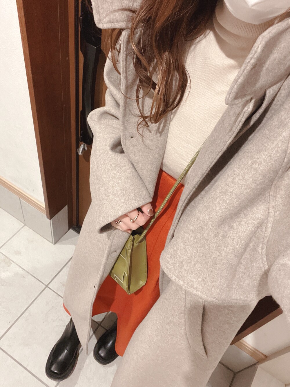 「キレイめカジュアル、大人コーデ、レッド、グリーン、スカートスタイル、編み込みバッグ、ママコーデ、ブーツ」｜「fifthの【スタイリストプロデュース】ハイウエストタックフレアスカート（スカート、レッド系）」を使った、yu.さん（レディース・161cm）の秋コーディネートの1枚目の写真