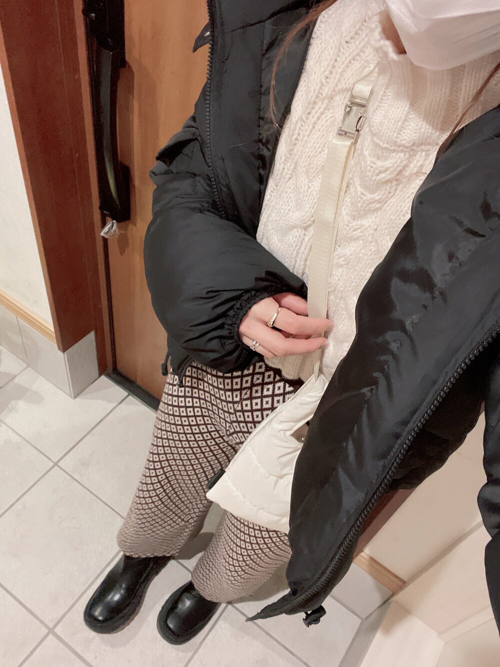「ジャガードニットパンツ、fifth、冬コーデ、ダウンジャケット、ブラック、ママコーデ、ニット、デザイントップス、ブーツ、きれいめカジュアル」｜「fifthの【近藤千尋セレクト】中綿ショートダウンコート（ダウンジャケット/コート、ブラック系）」を使った、yu.さん（レディース・161cm）の冬コーディネートの1枚目の写真