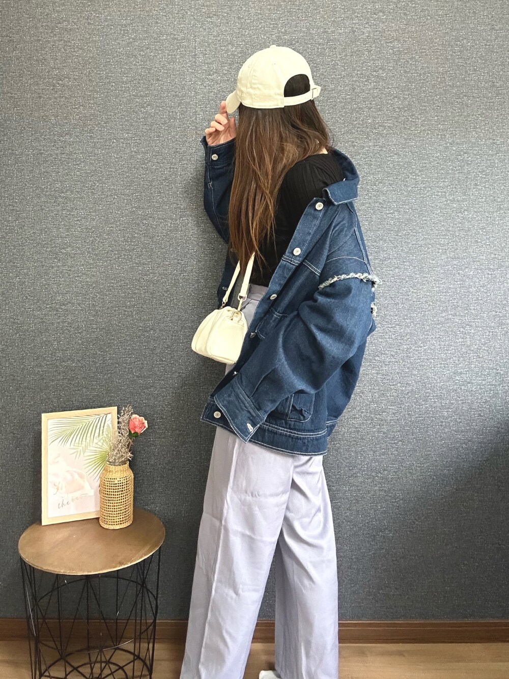 「デニムジャケット、カラーパンツ、キャップ、ショルダーバッグ、シンプルコーデ、カジュアルコーデ、着回しコーデ、ママコーデ、プチプラ」｜「fifthのギャザーデザインハンドバッグ（ハンドバッグ、ホワイト系）」を使った、yu.さん（レディース・161cm）の春コーディネートの1枚目の写真
