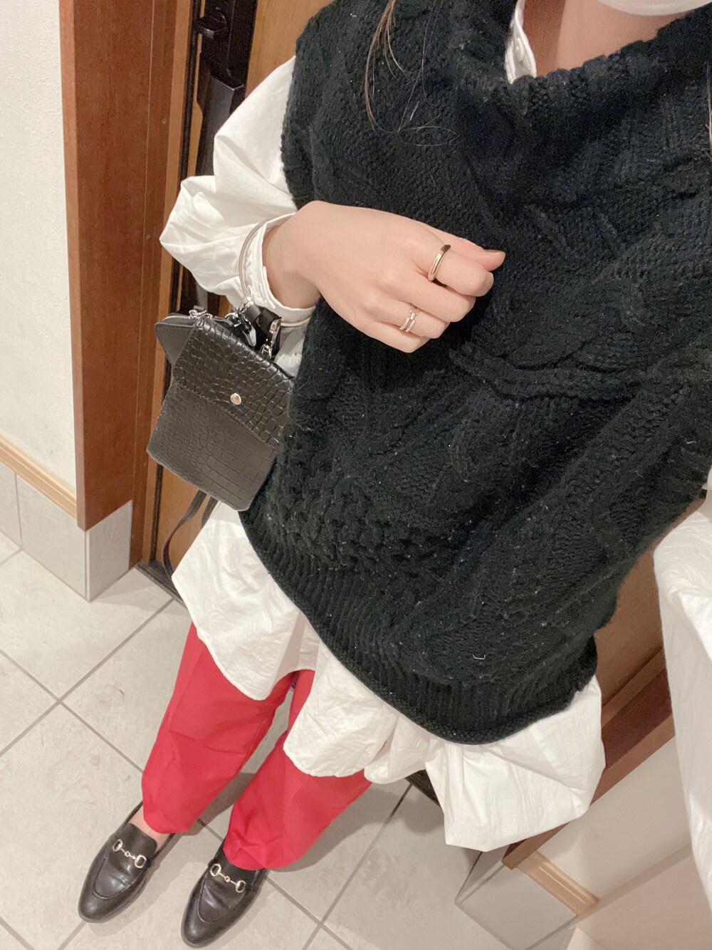 「シャツ×ベスト、ローファー、黒×ピンク、ボマール、カラーパンツ、レイヤードスタイル、bohmal、ベスト、ピンクパンツ」｜「bohmalの【@hidekanagao_×bohmalコラボ】タックセンタープレスワイドパンツ（スラックス、ピンク系）」を使った、yu.さん（レディース・161cm）の冬コーディネートの1枚目の写真