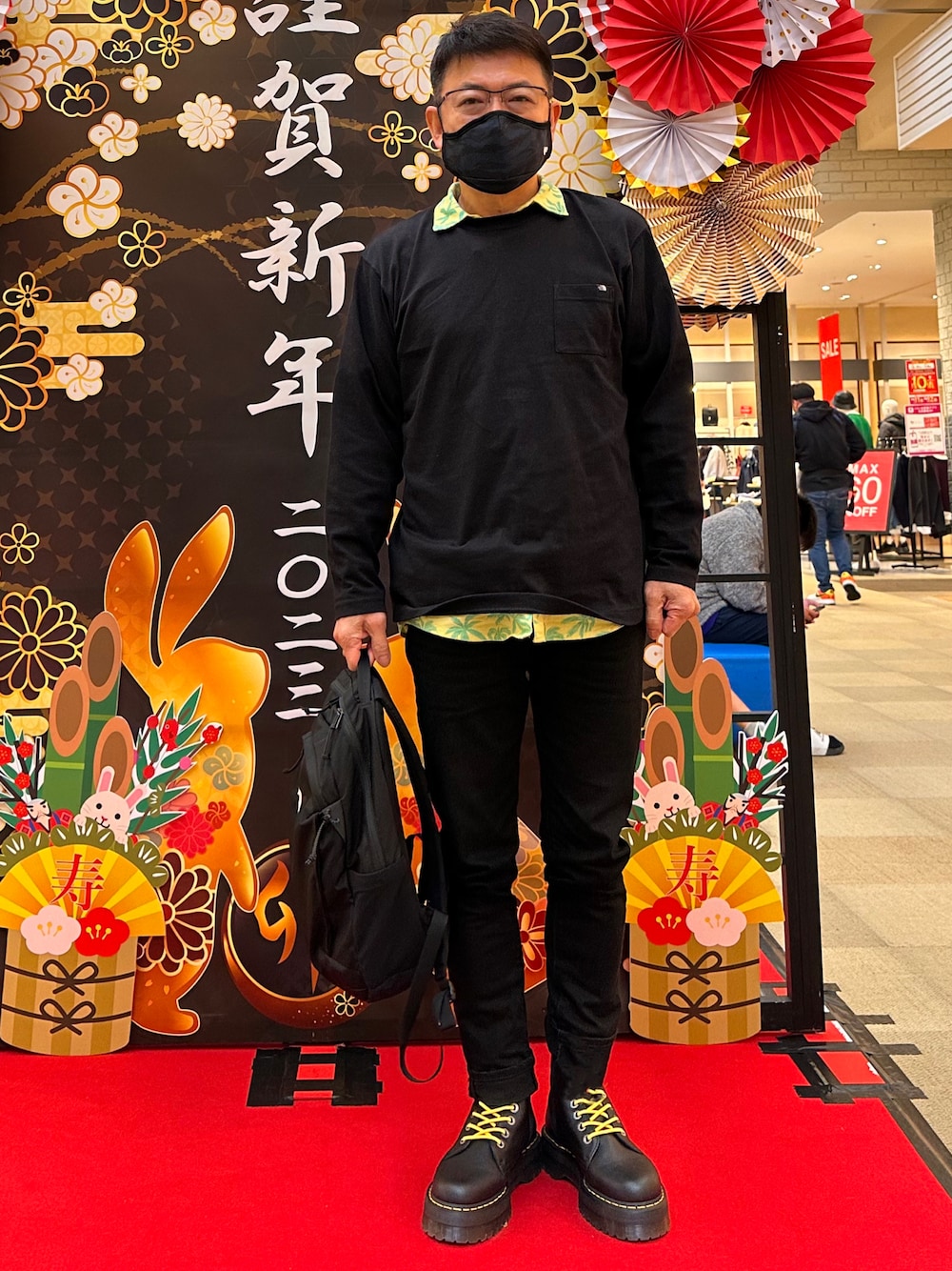 「ハーレー(Hurley)、ノースフェイス、levi’s、ドクターマーチン8ホール、ノースフェイスリュック、還暦+2歳」｜「Levi'sのアイテム（デニムパンツ、ブラック系）」を使った、cbabcさん（メンズ・168cm）の冬コーディネートの1枚目の写真