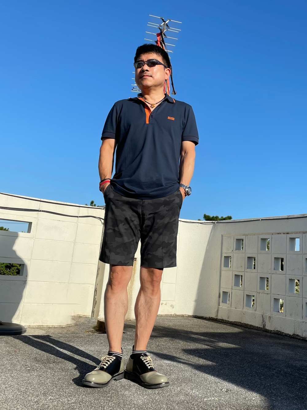 「レイバン(Ray-Ban)、コラントッテ、ユニクロ、リーガル、還暦」｜「BOSSのアイテム（ポロシャツ、ブルー系）」を使った、cbabcさん（メンズ・168cm）の秋コーディネートの1枚目の写真