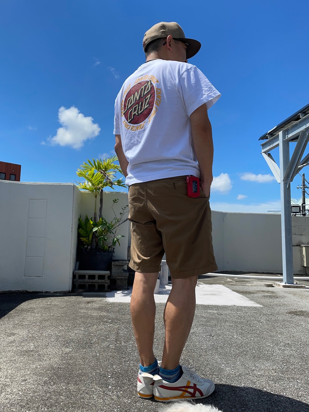 「ニユーエラ、サンタクルーズ、ユニクロ、オニツカタイガー、還暦」｜「UNIQLOのアイテム（パンツ、ブラウン系）」を使った、cbabcさん（メンズ・168cm）の秋コーディネートの1枚目の写真