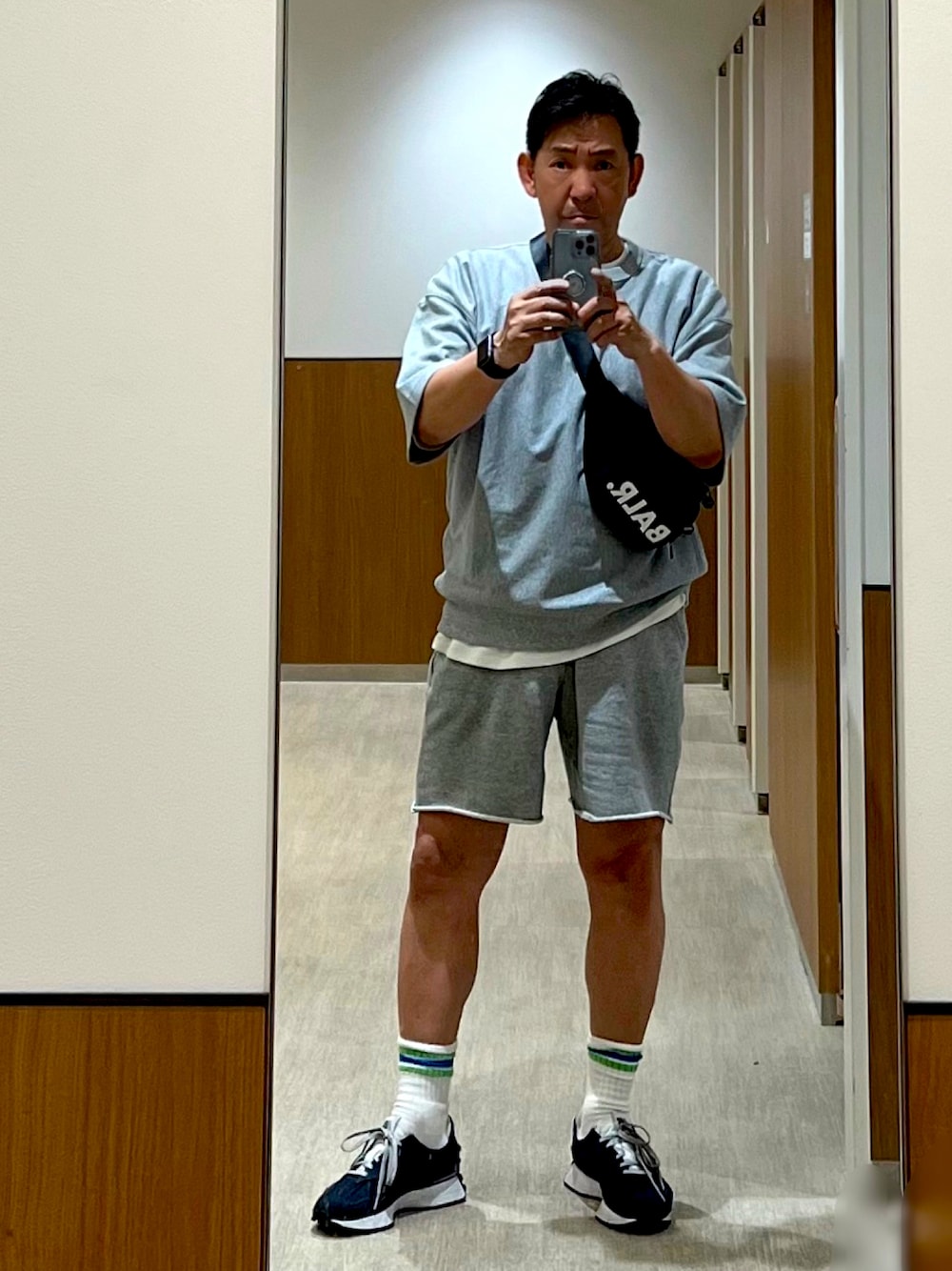 「スウェットセットアップ、プチプラコーデ、スウェット、カットオフ、ハーフパンツ、ラインソックス、プチプラ」｜「GUのアイテム（スウェットパンツ、グレー系）」を使った、alexmundyさん（メンズ・172cm）の夏コーディネートの1枚目の写真