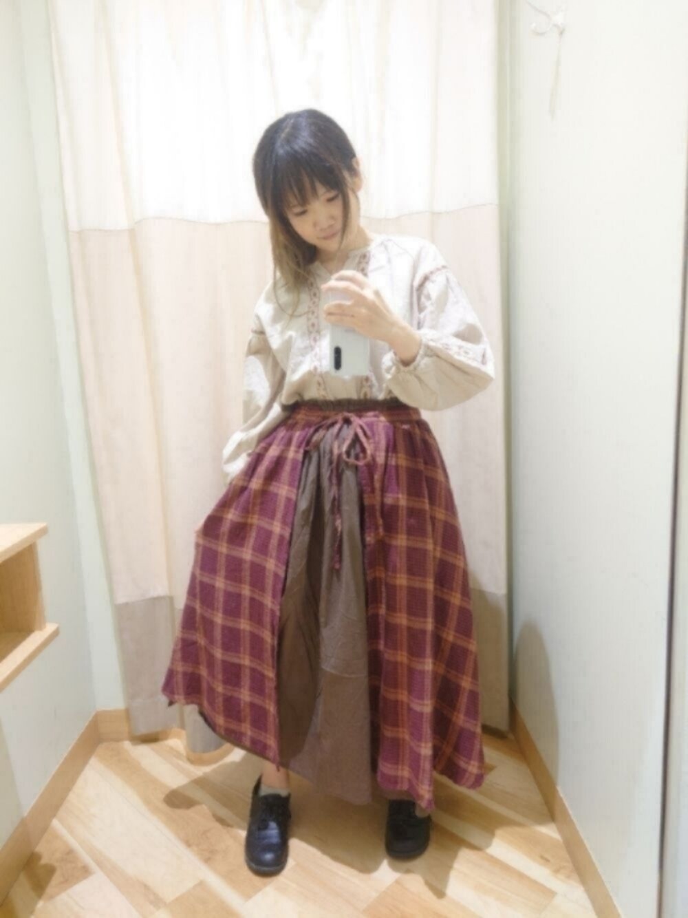 レッド系のスカート、ベージュ系のシャツ/ブラウス、その他のその他を着用したレディースの秋コーディネートの1枚目の写真