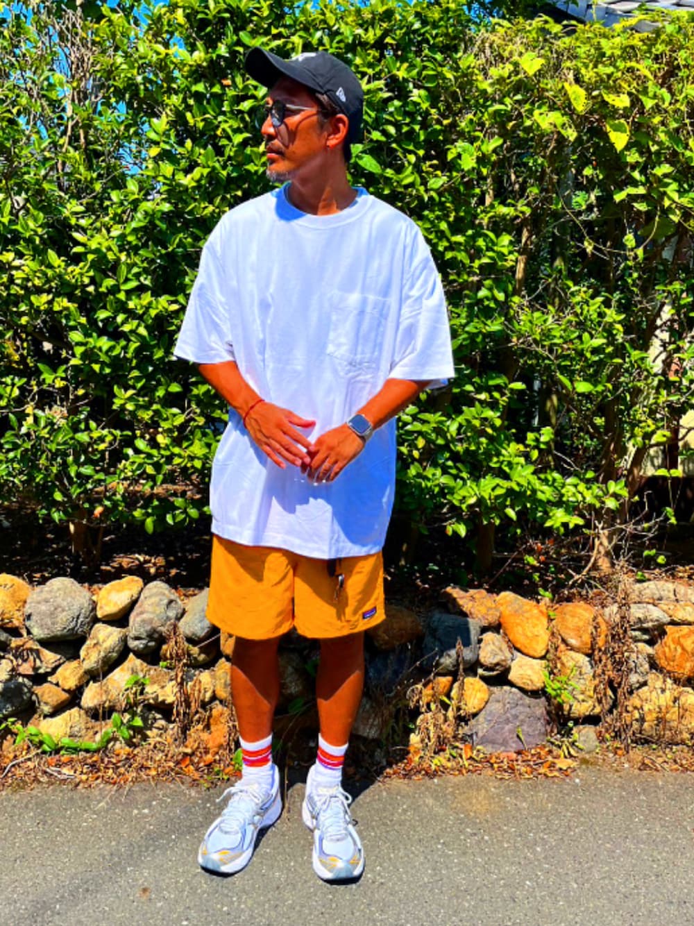 ホワイト系のTシャツ/カットソー、イエロー系のその他パンツ、シルバー系のスニーカーを着用したメンズの夏コーディネートの1枚目の写真