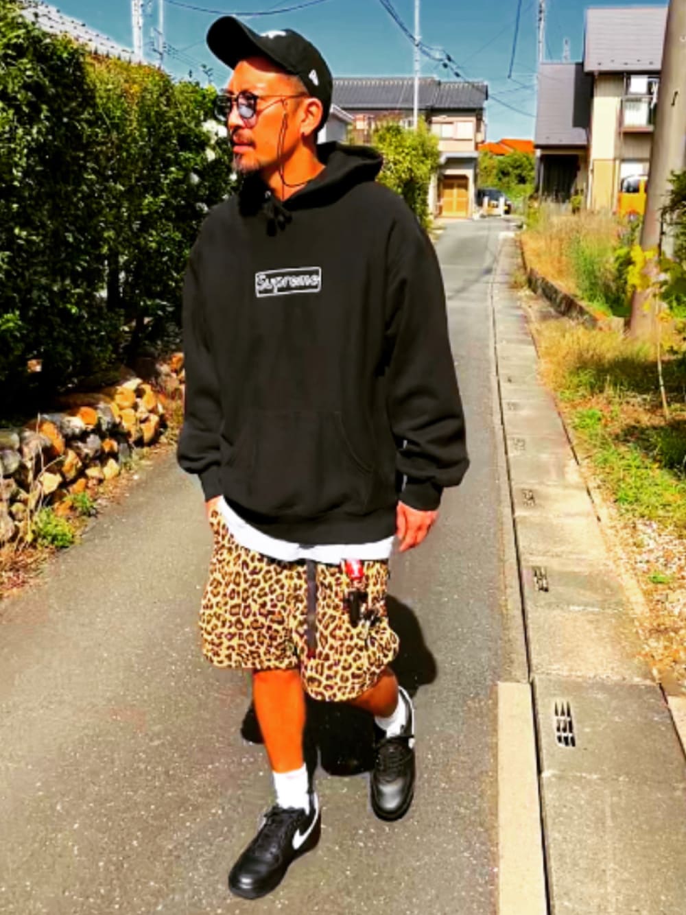 「シンプルコーデ、秋冬コーデ、おしゃれさんと繋がりたい、レイヤードスタイル、休日コーデ、スニーカー、ストリート、パーカー、ハーフパンツ、ひょう柄、レオパード、シュプリーム、グラミチ、キャップ、アラフォー」｜「MOMAのアイテム（キャップ、ブラック系）」を使った、SUNさん（メンズ・175cm）の秋コーディネートの1枚目の写真