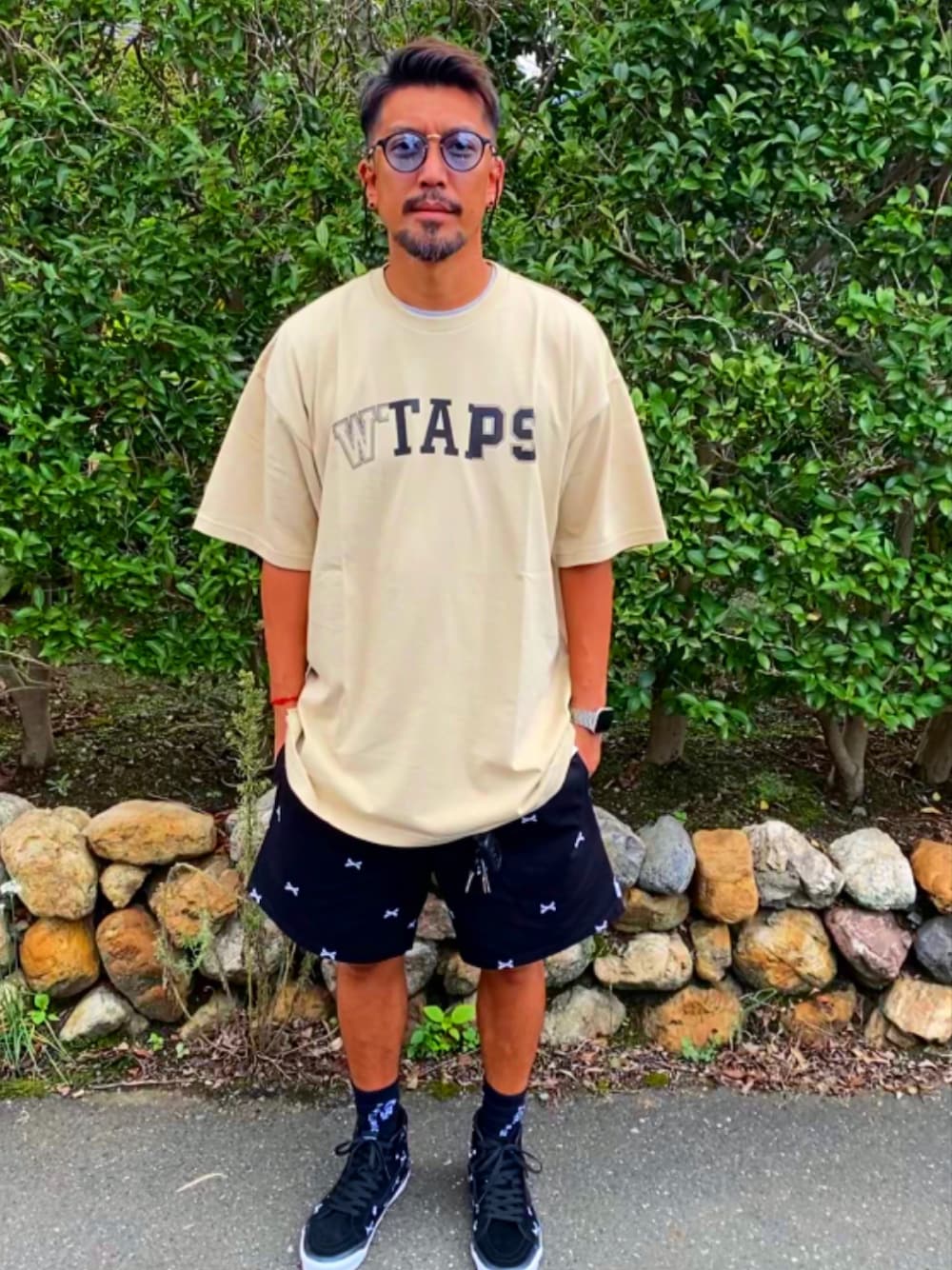 「カジュアル、お洒落さんとつながりたい、スニーカー、ストリート、ダブルタップス、VANS、Tシャツ、ハーフパンツ、ショートパンツ、ベージュ、ブラック、アラフォー、パパコーデ、40代ファッション、秋」｜「CAMBIOのmko10270-Boston Combination Sunglasses サングラス（サングラス、ブルー系）」を使った、SUNさん（メンズ・175cm）の秋コーディネートの1枚目の写真