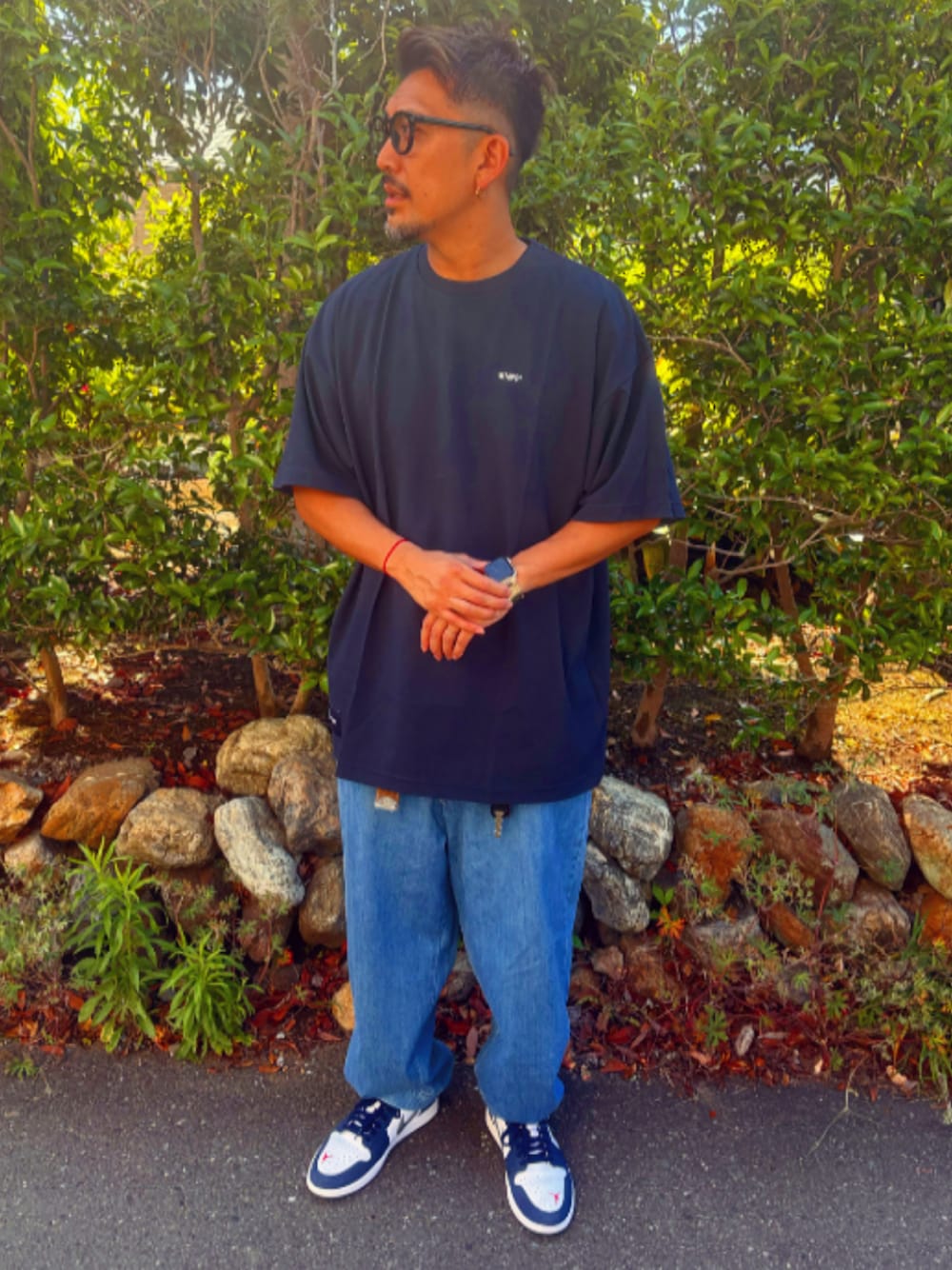 ブルー系のTシャツ/カットソー、ブルー系のデニムパンツ、ブルー系のスニーカーを着用したメンズの夏コーディネートの1枚目の写真