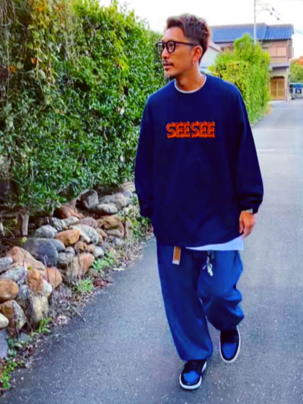 「秋服、おしゃれさんと繋がりたい、メンズコーデ、SEESEE、ロンT、ネイビー、めがね、UNIQLO、wtaps、supreme、ワイドパンツ、ワイドデニム、アラフォー、スニーカー、ストリート」｜「UNIQLOのアイテム（メガネ、ブラック系）」を使った、SUNさん（メンズ・175cm）の秋コーディネートの1枚目の写真