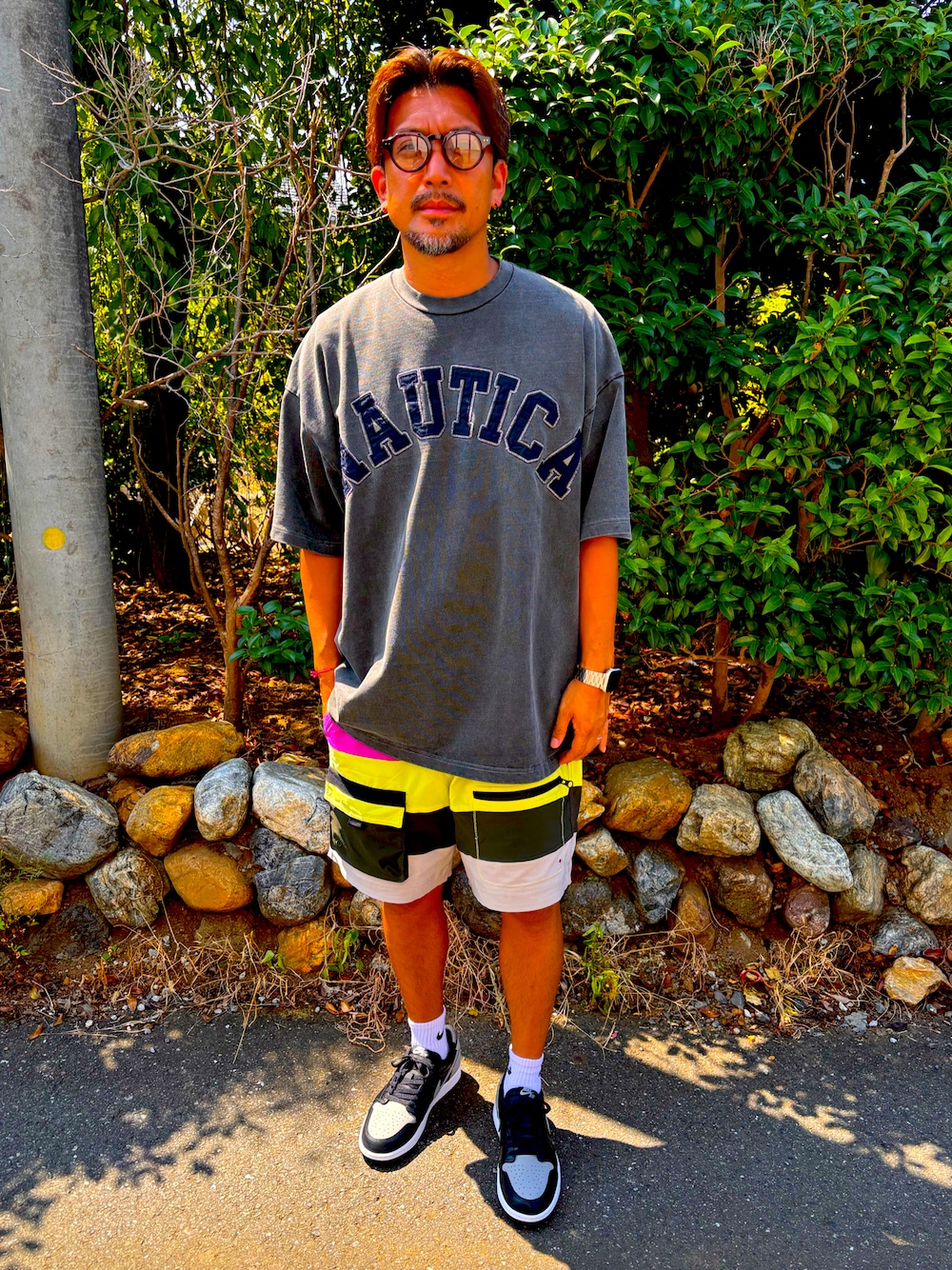 グレー系のTシャツ/カットソー、パープル系のその他パンツ、グレー系のスニーカーを着用したメンズの夏コーディネートの1枚目の写真